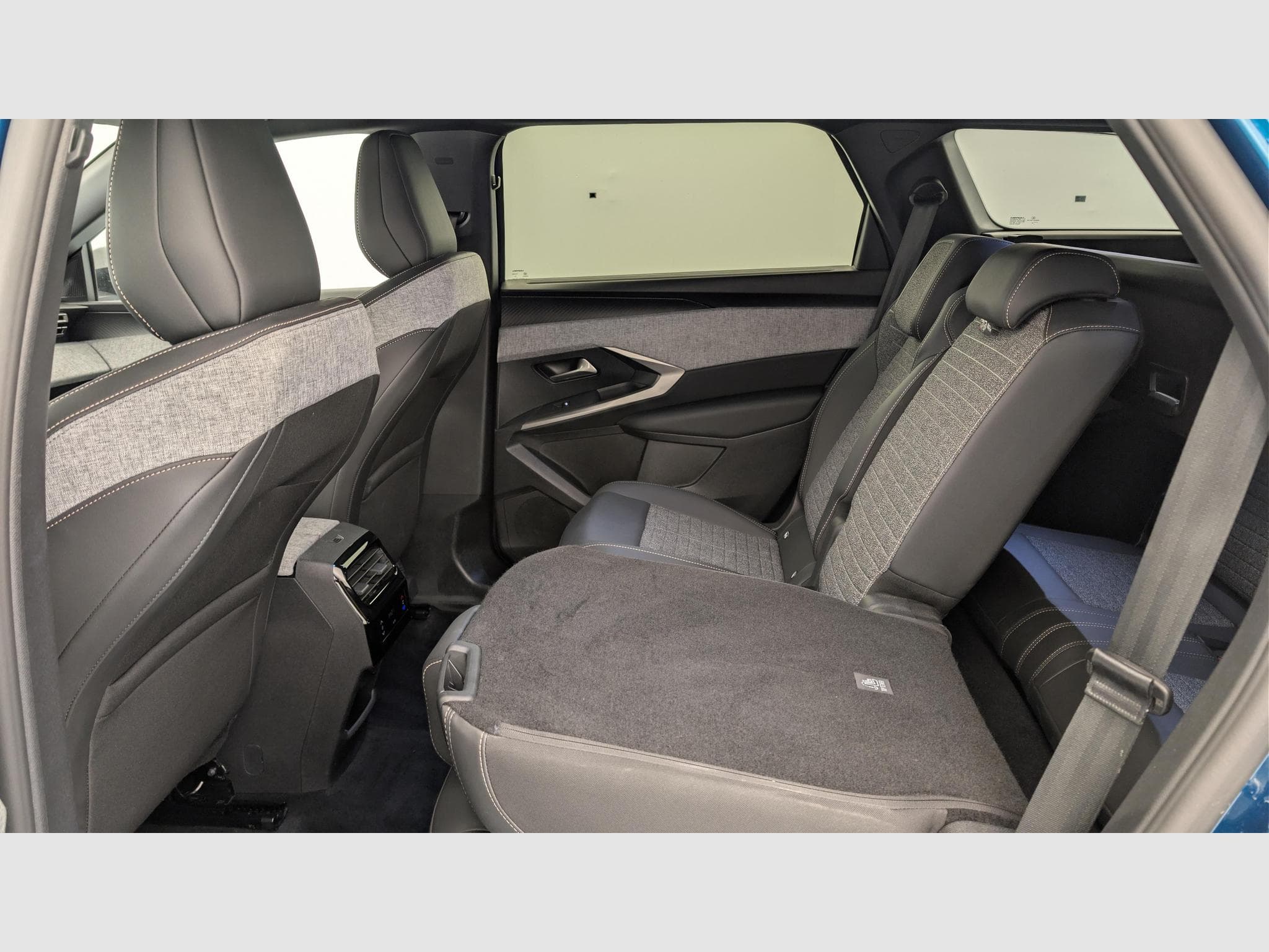 Peugeot 5008 HYBRID 145 CH E-DCS6 ALLURE (2025) - Photo 12