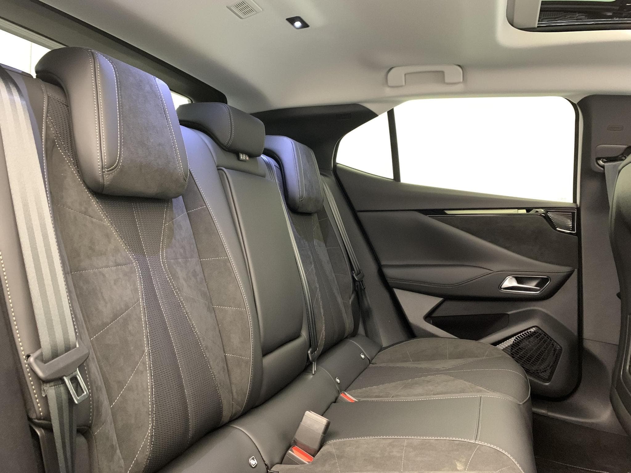 DS Automobiles DS4 Hybride 145 e-DCT6 Etoile - Alcantara (2025) - Photo 10