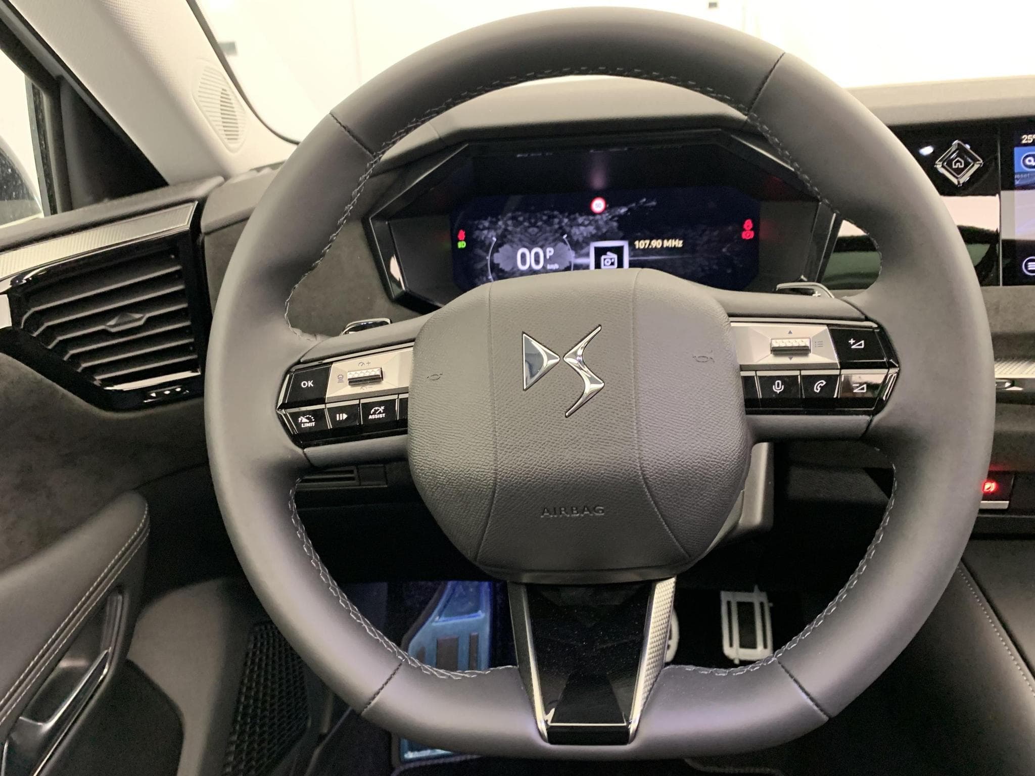 DS Automobiles DS4 Hybride 145 e-DCT6 Etoile - Alcantara (2025) - Photo 14