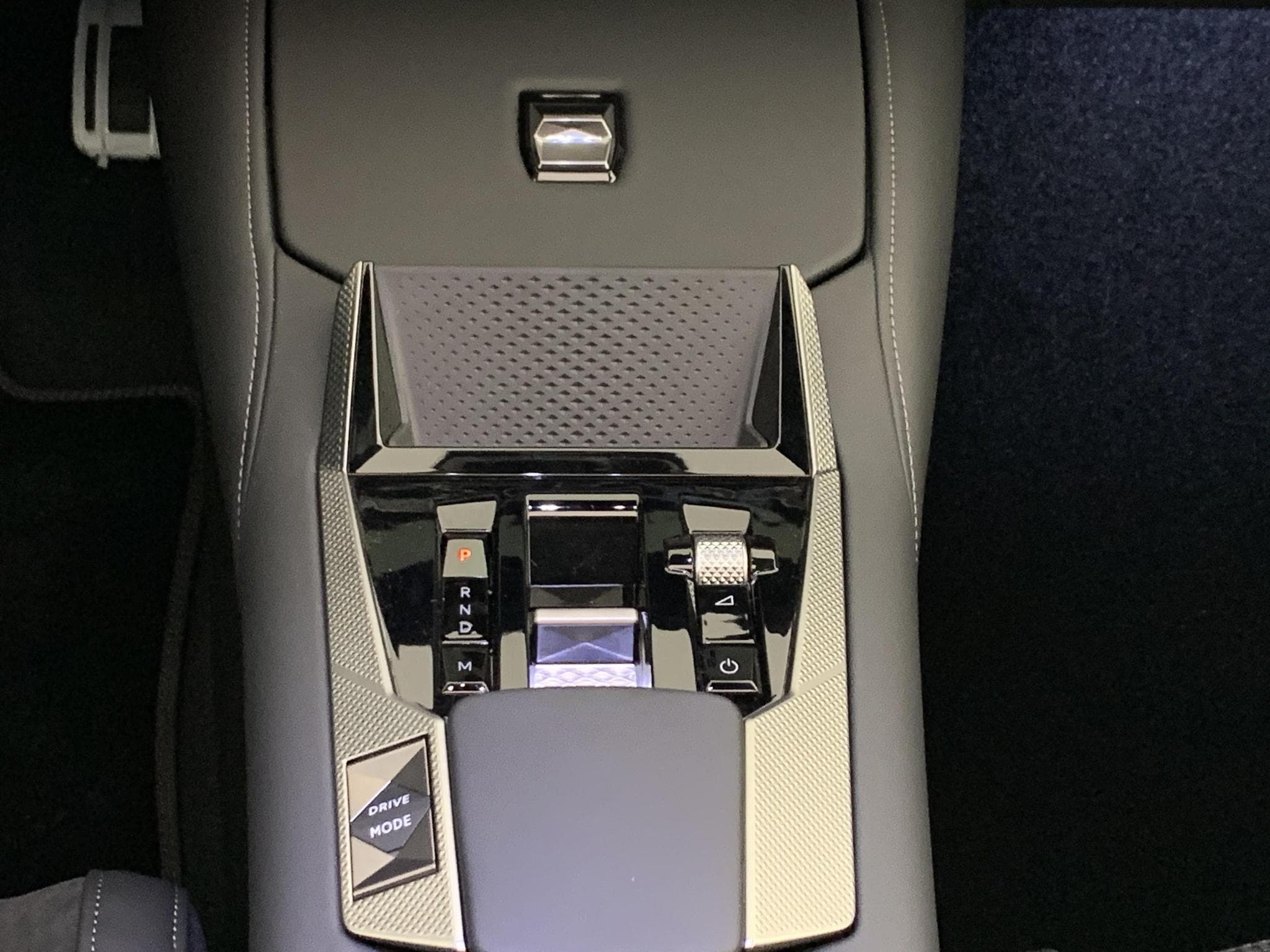 DS Automobiles DS4 Hybride 145 e-DCT6 Etoile - Alcantara (2025) - Photo 16