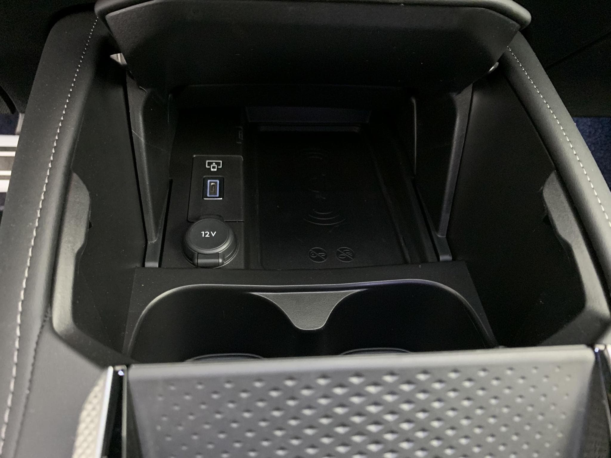 DS Automobiles DS4 Hybride 145 e-DCT6 Etoile - Alcantara (2025) - Photo 17