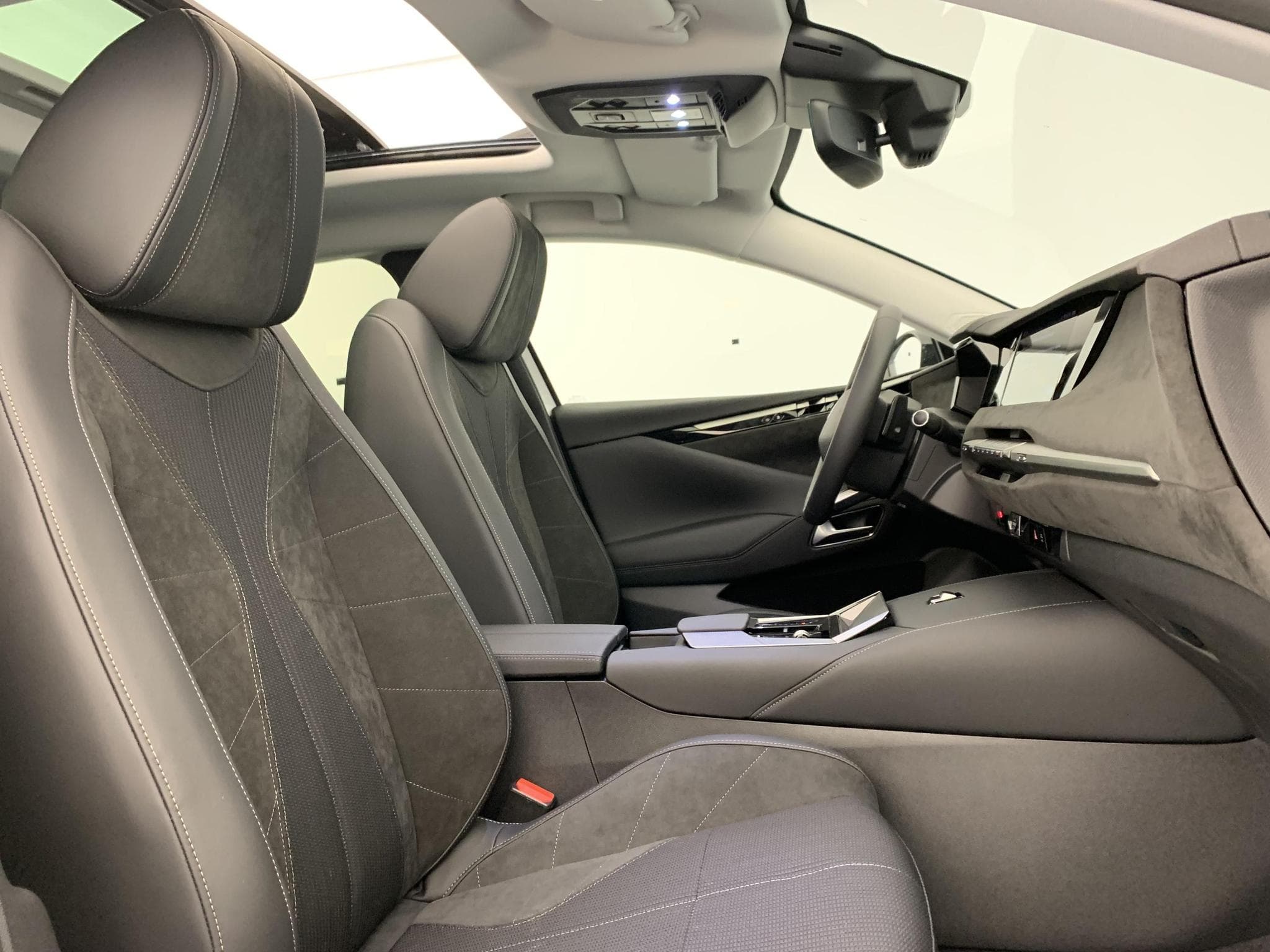 DS Automobiles DS4 Hybride 145 e-DCT6 Etoile - Alcantara (2025) - Photo 9