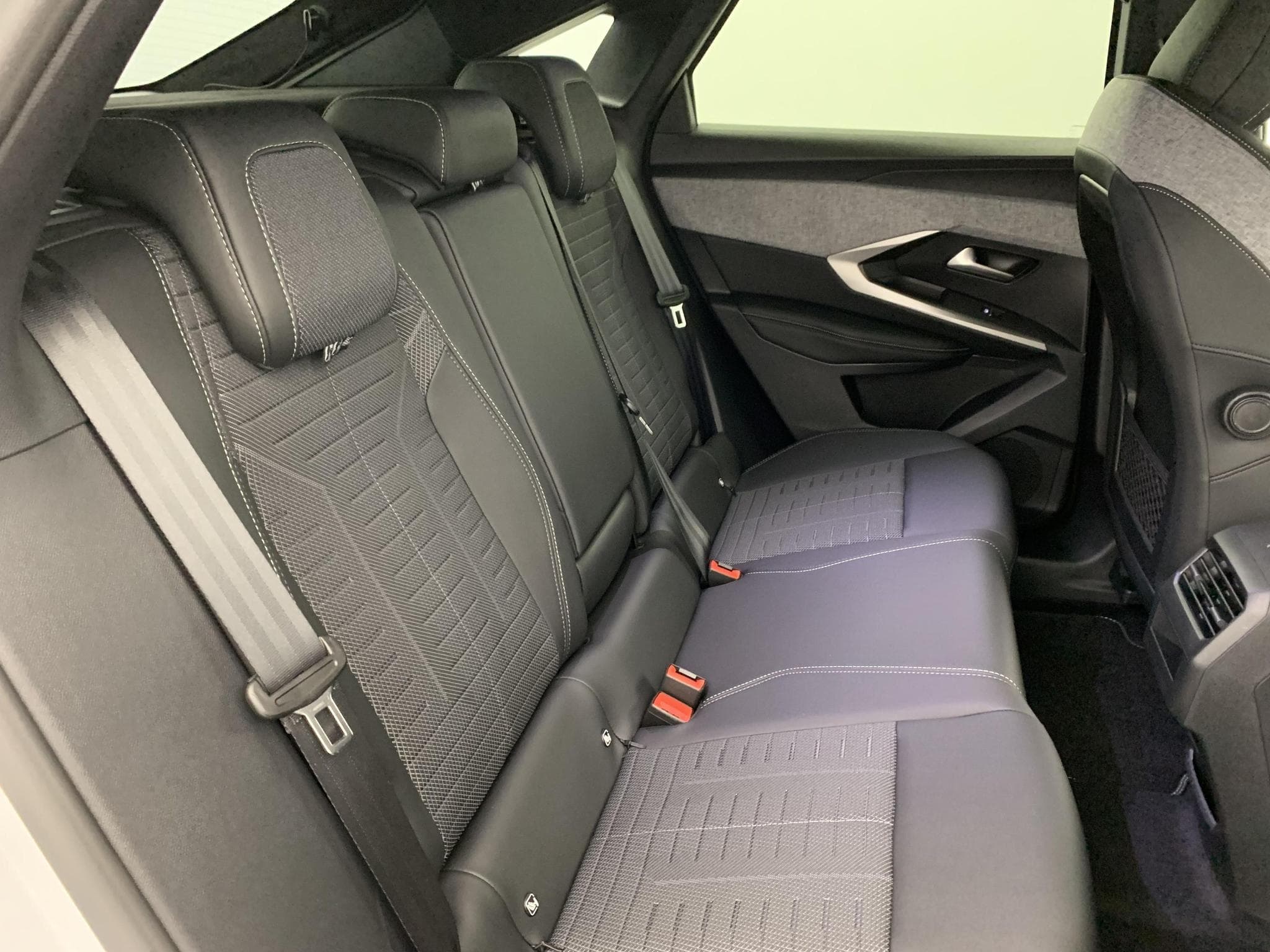 Peugeot 3008 Hybrid 145 e-DCS6 GT (2025) - Photo 10