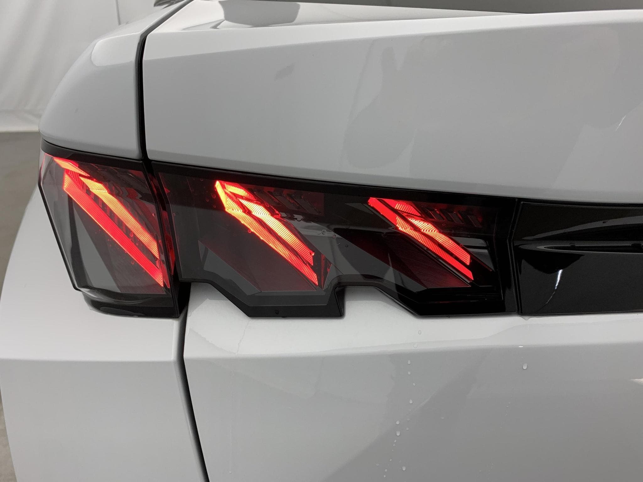 Peugeot 3008 Hybrid 145 e-DCS6 GT (2025) - Photo 12