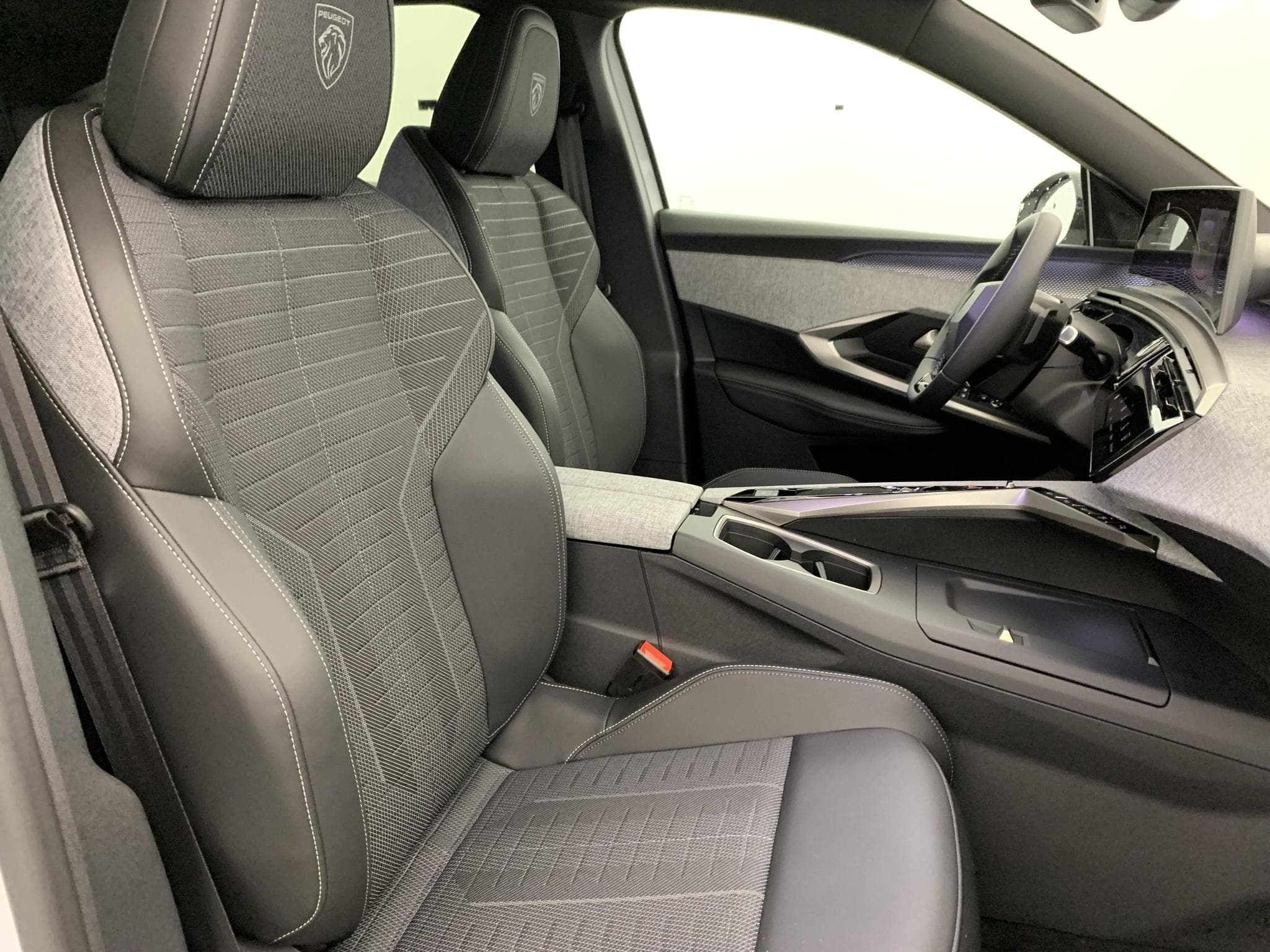 Peugeot 3008 Hybrid 145 e-DCS6 GT (2025) - Photo 9