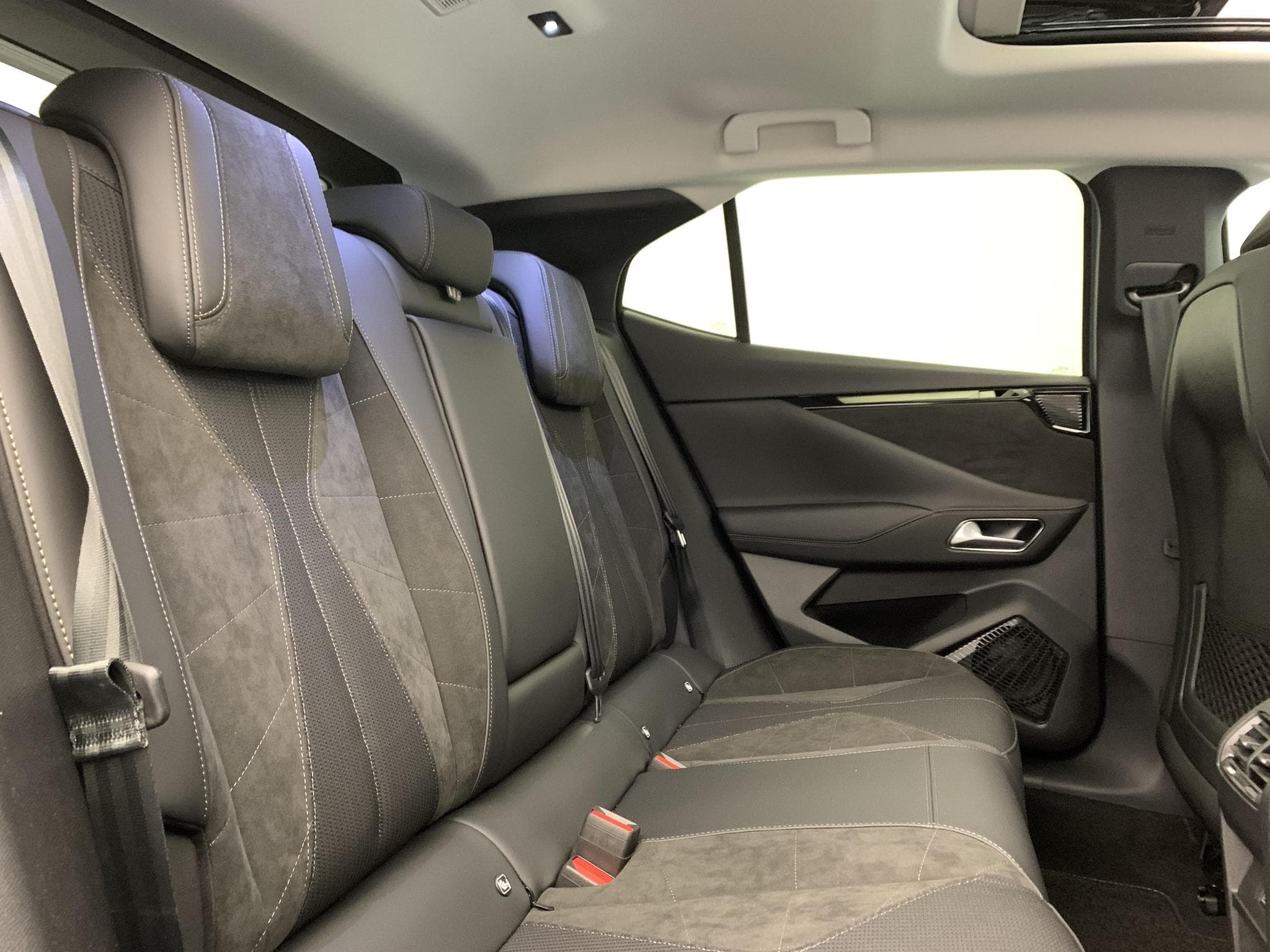 DS Automobiles DS4 Hybride 145 e-DCT6 Etoile - Alcantara (2025) - Photo 10