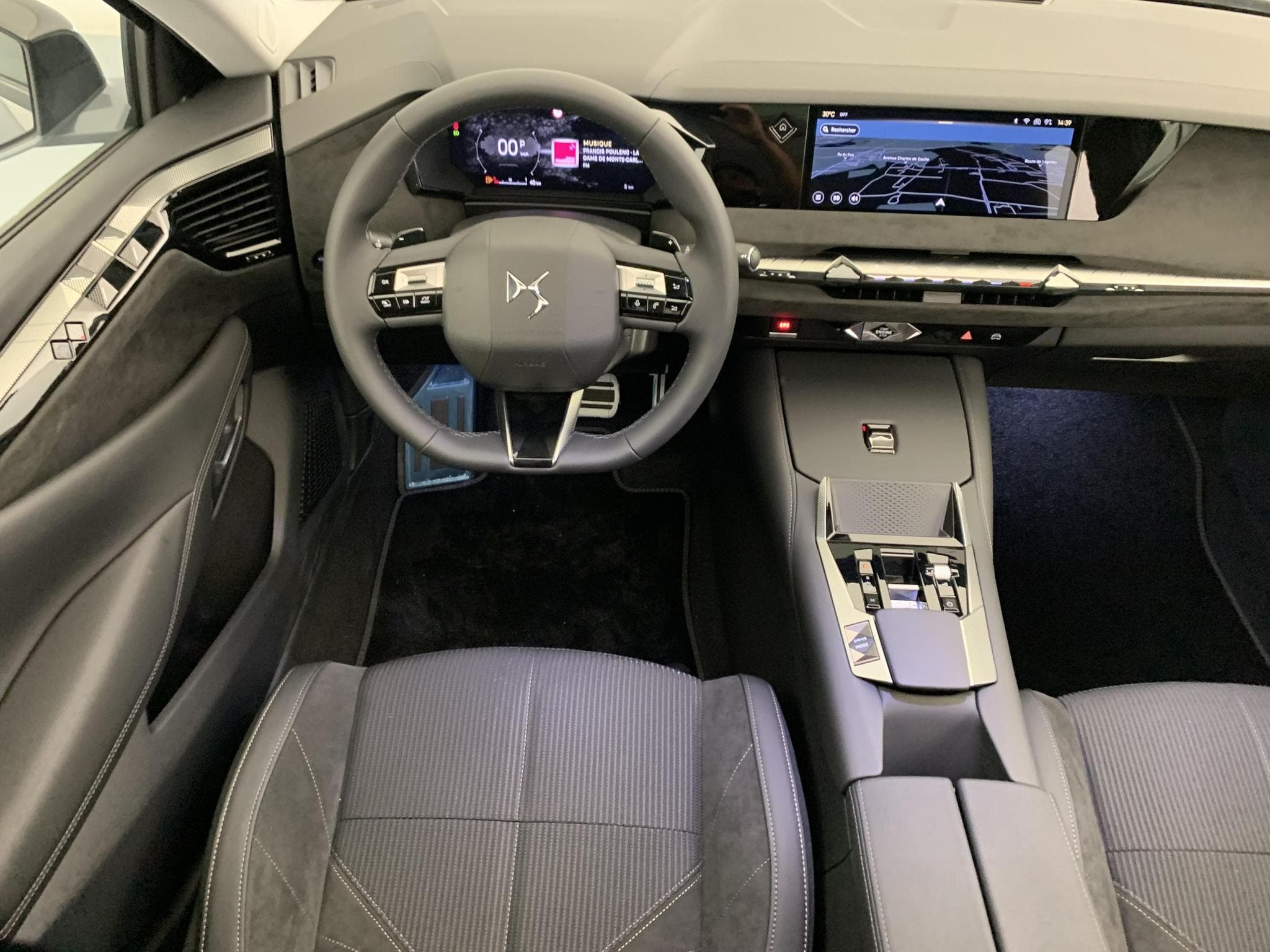 DS Automobiles DS4 Hybride 145 e-DCT6 Etoile - Alcantara (2025) - Photo 13