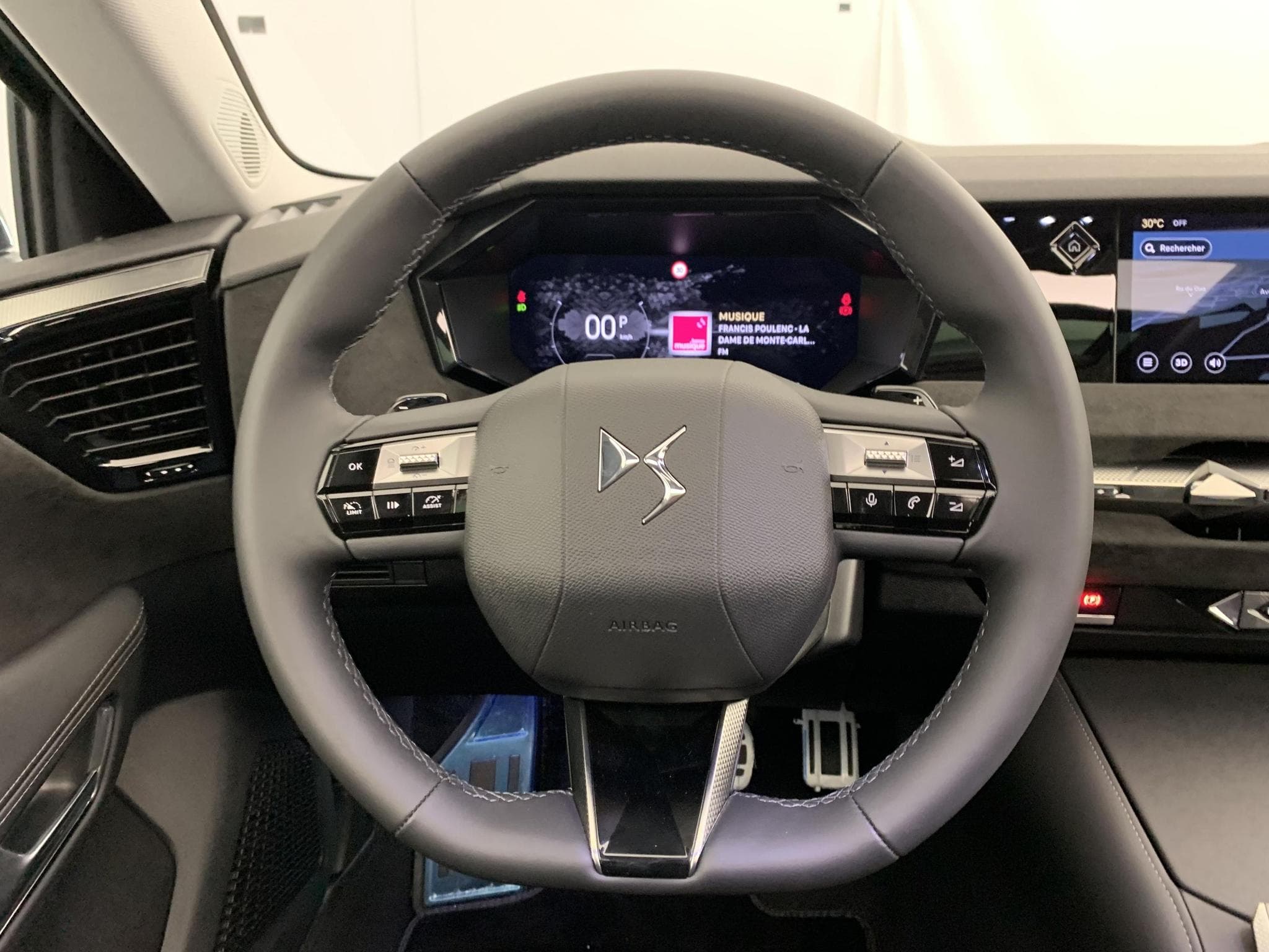 DS Automobiles DS4 Hybride 145 e-DCT6 Etoile - Alcantara (2025) - Photo 14