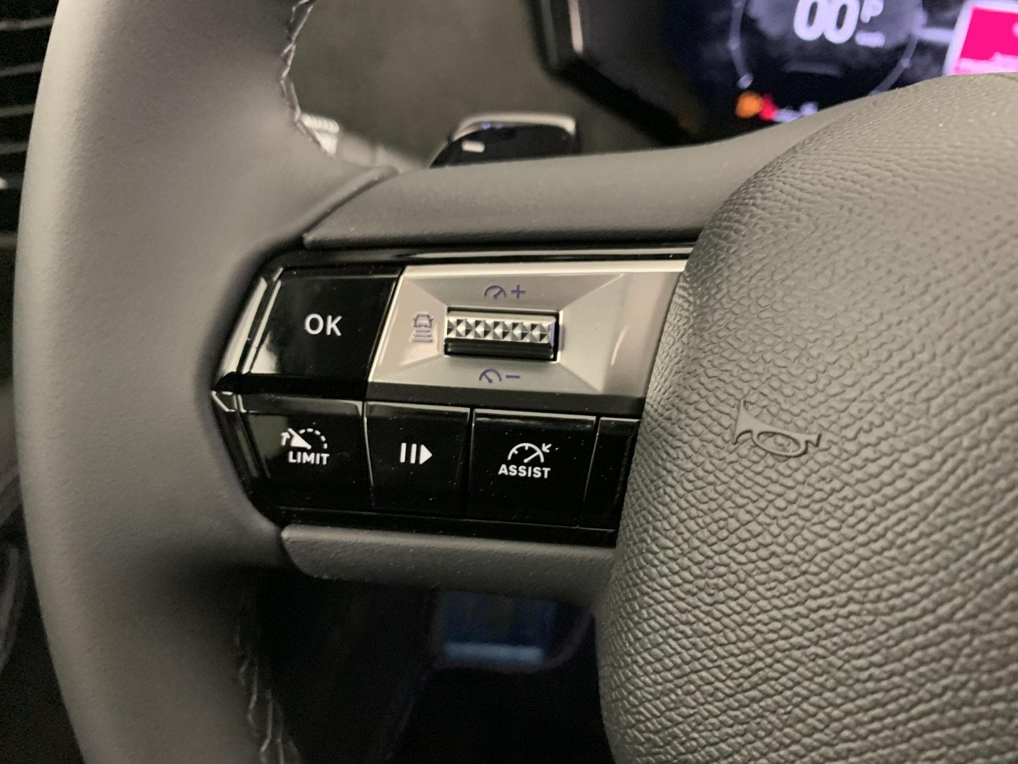 DS Automobiles DS4 Hybride 145 e-DCT6 Etoile - Alcantara (2025) - Photo 15