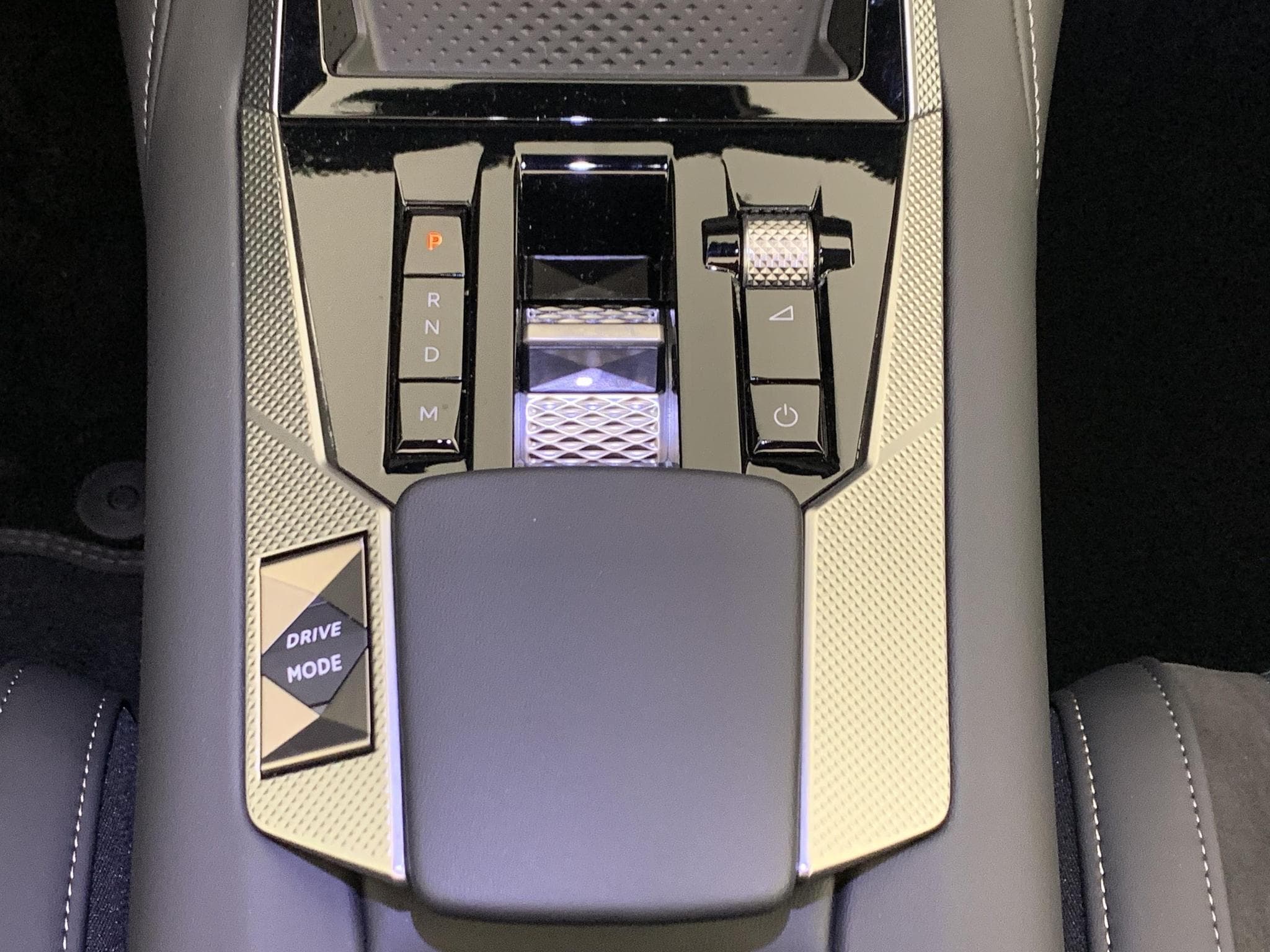 DS Automobiles DS4 Hybride 145 e-DCT6 Etoile - Alcantara (2025) - Photo 16