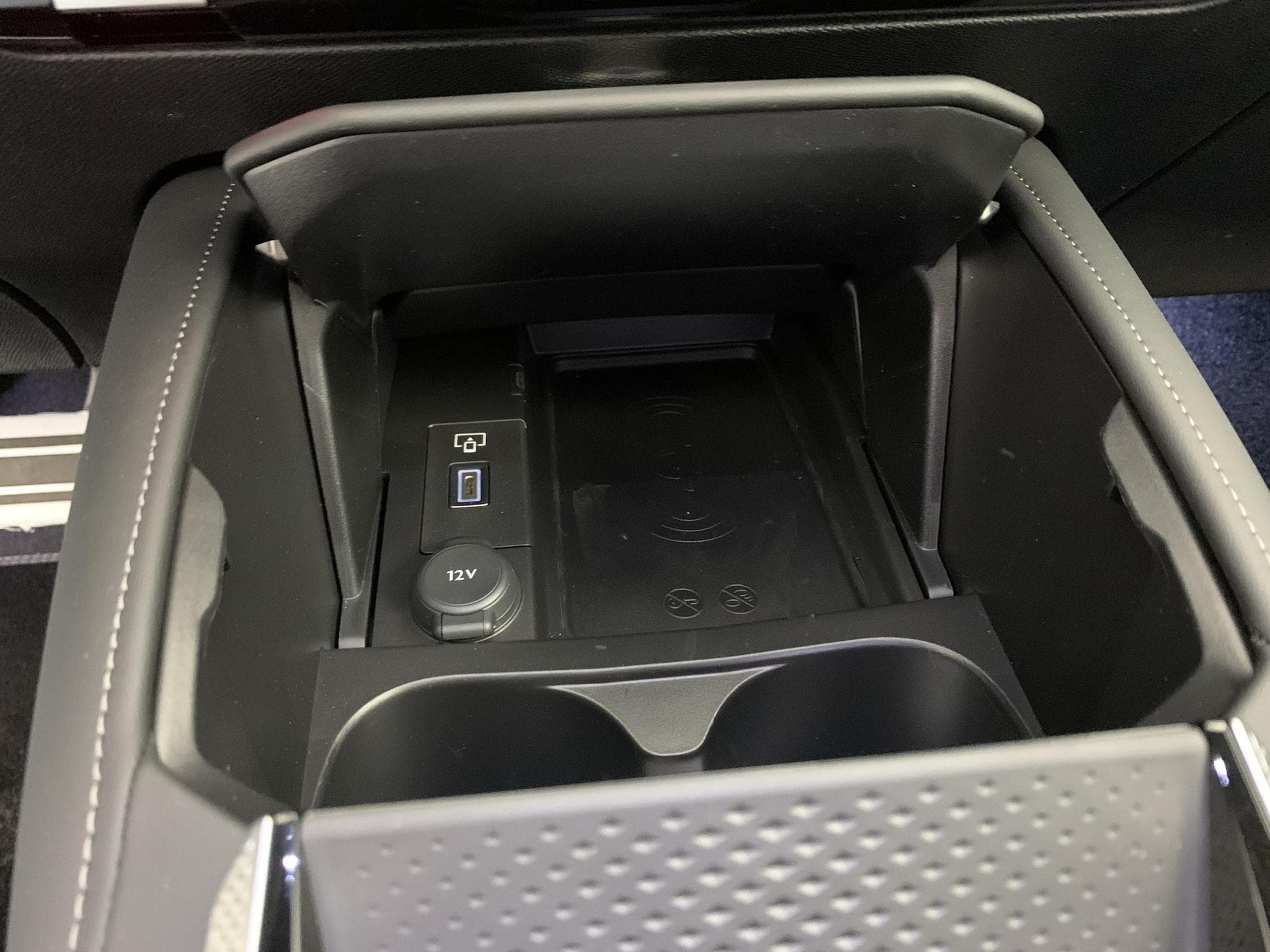 DS Automobiles DS4 Hybride 145 e-DCT6 Etoile - Alcantara (2025) - Photo 17