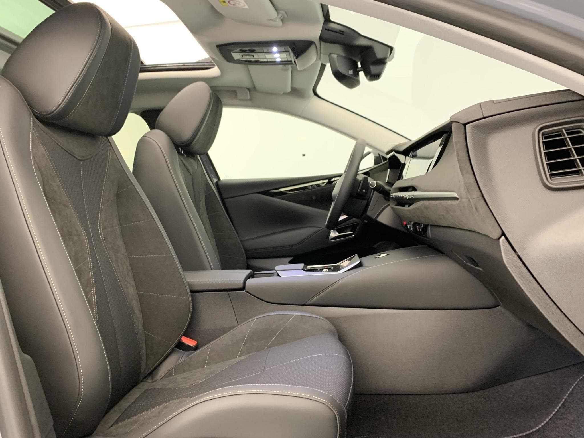 DS Automobiles DS4 Hybride 145 e-DCT6 Etoile - Alcantara (2025) - Photo 9