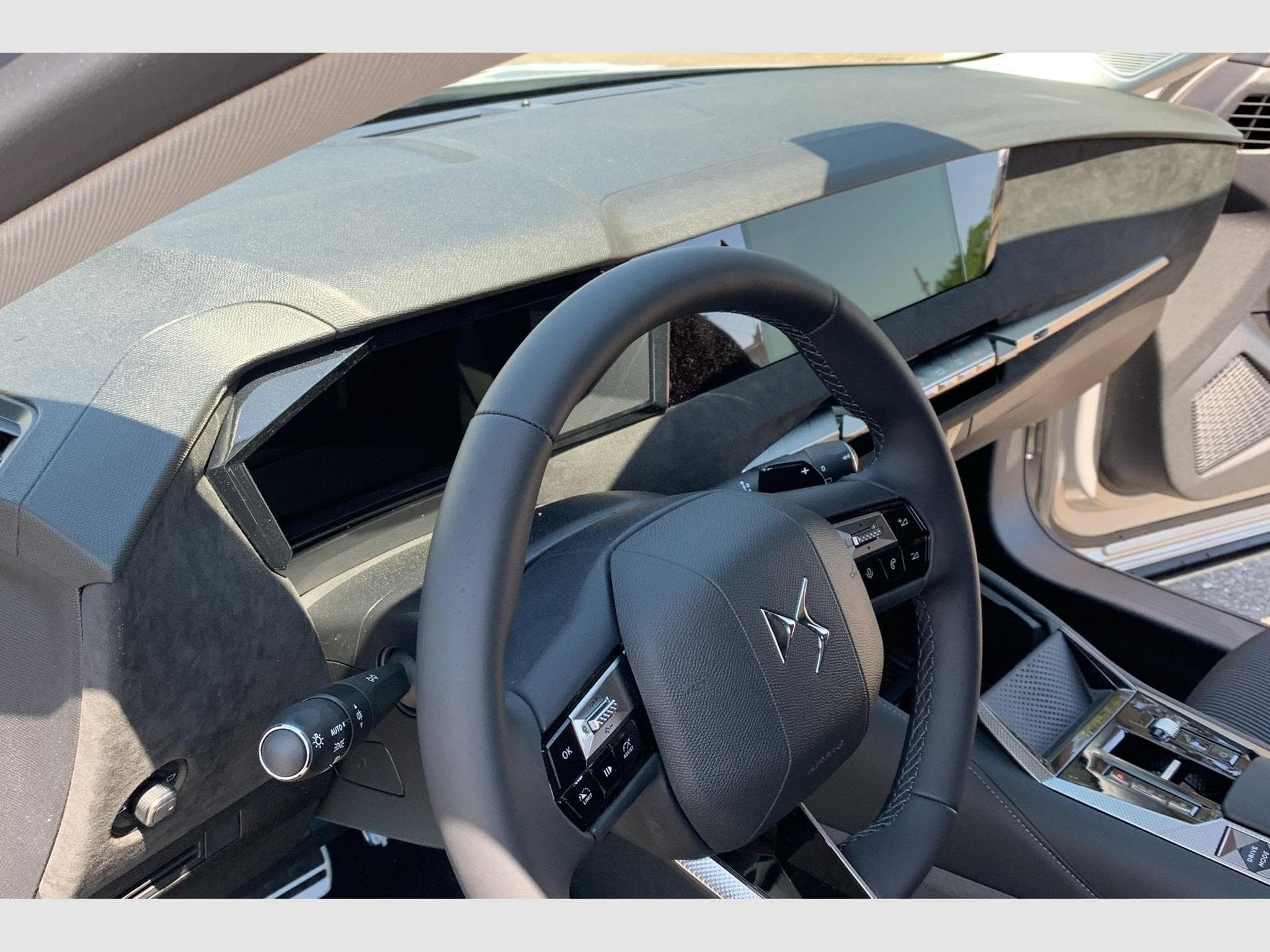 DS Automobiles DS4 Hybride 145 e-DCT6 Etoile - Alcantara (2025) - Photo 13