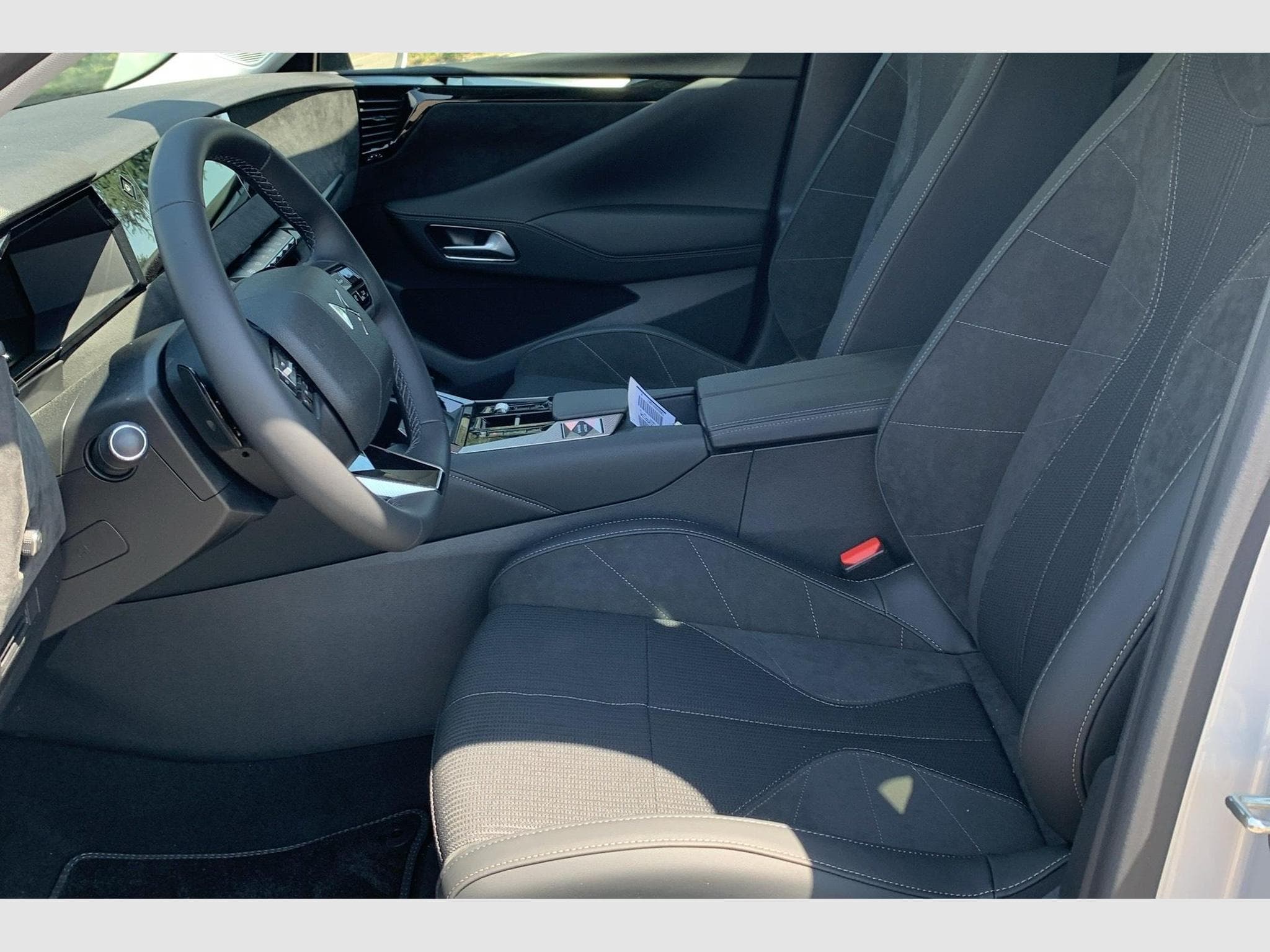 DS Automobiles DS4 Hybride 145 e-DCT6 Etoile - Alcantara (2025) - Photo 9