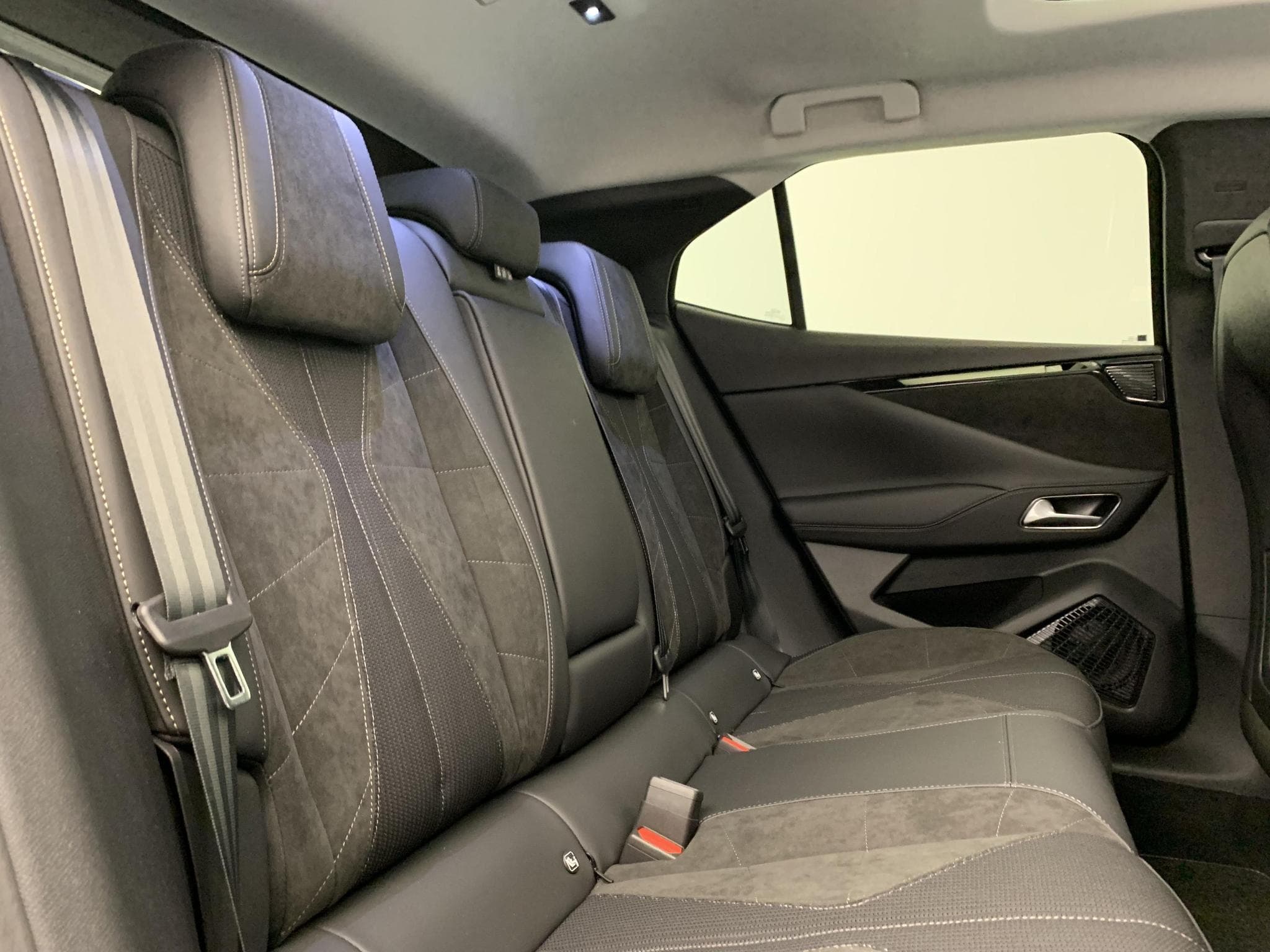 DS Automobiles DS4 Hybride 145 e-DCT6 Etoile - Alcantara (2025) - Photo 10