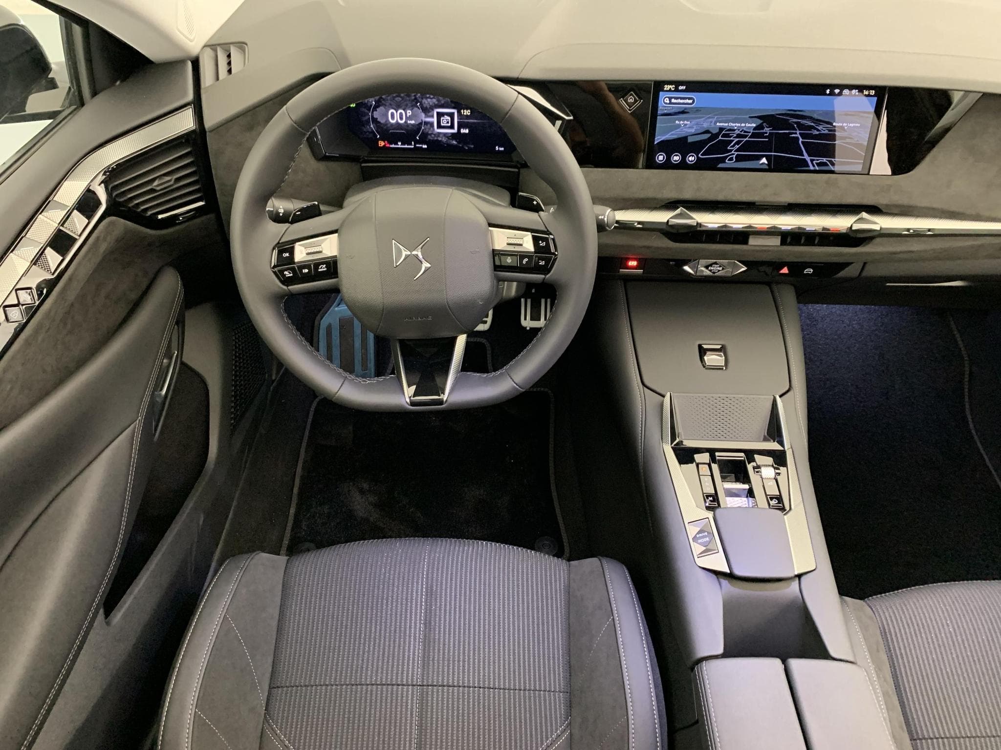 DS Automobiles DS4 Hybride 145 e-DCT6 Etoile - Alcantara (2025) - Photo 13