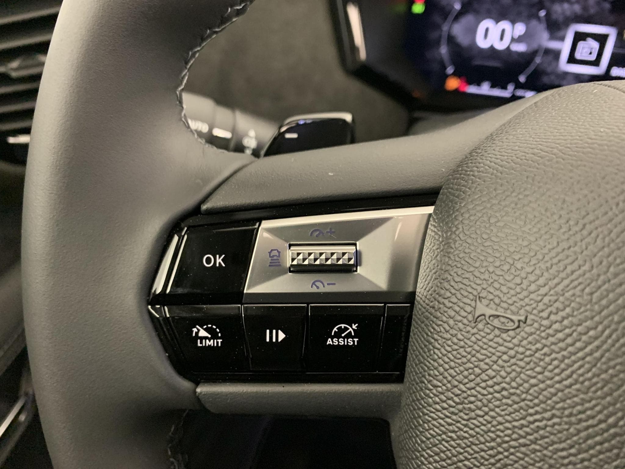 DS Automobiles DS4 Hybride 145 e-DCT6 Etoile - Alcantara (2025) - Photo 15