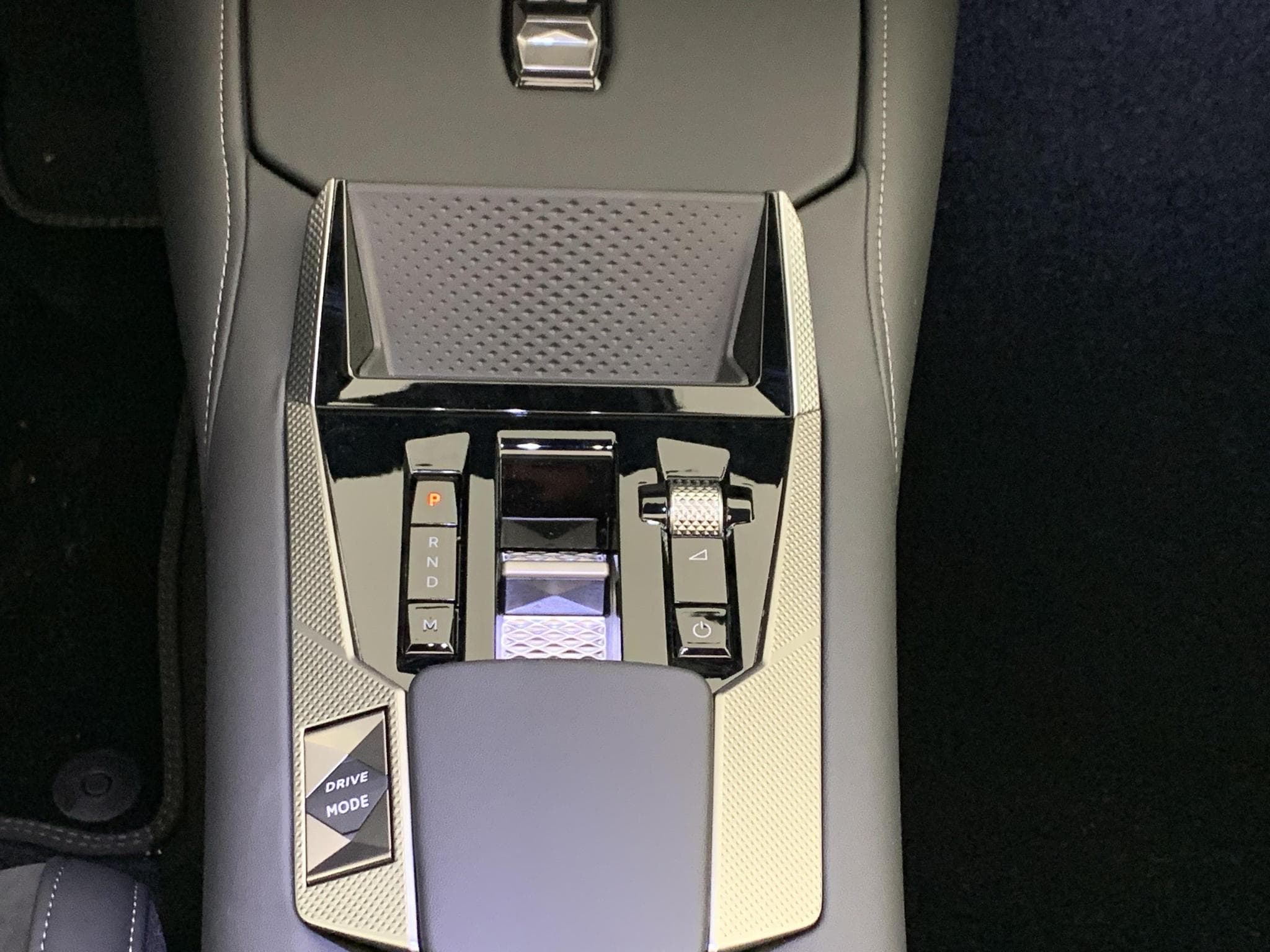 DS Automobiles DS4 Hybride 145 e-DCT6 Etoile - Alcantara (2025) - Photo 16