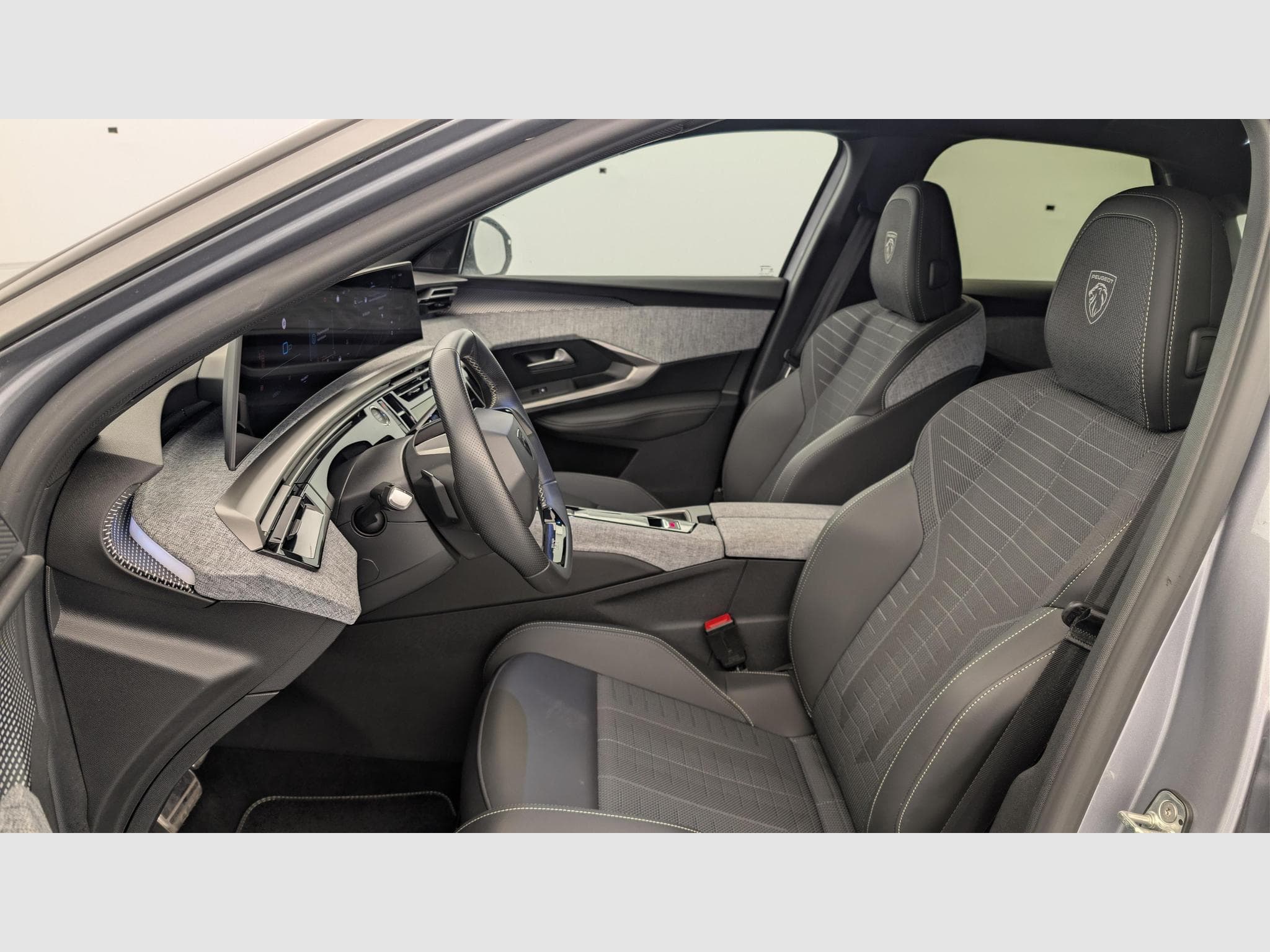 Peugeot 3008 Hybrid 145 e-DCS6 GT (2025) - Foto 12