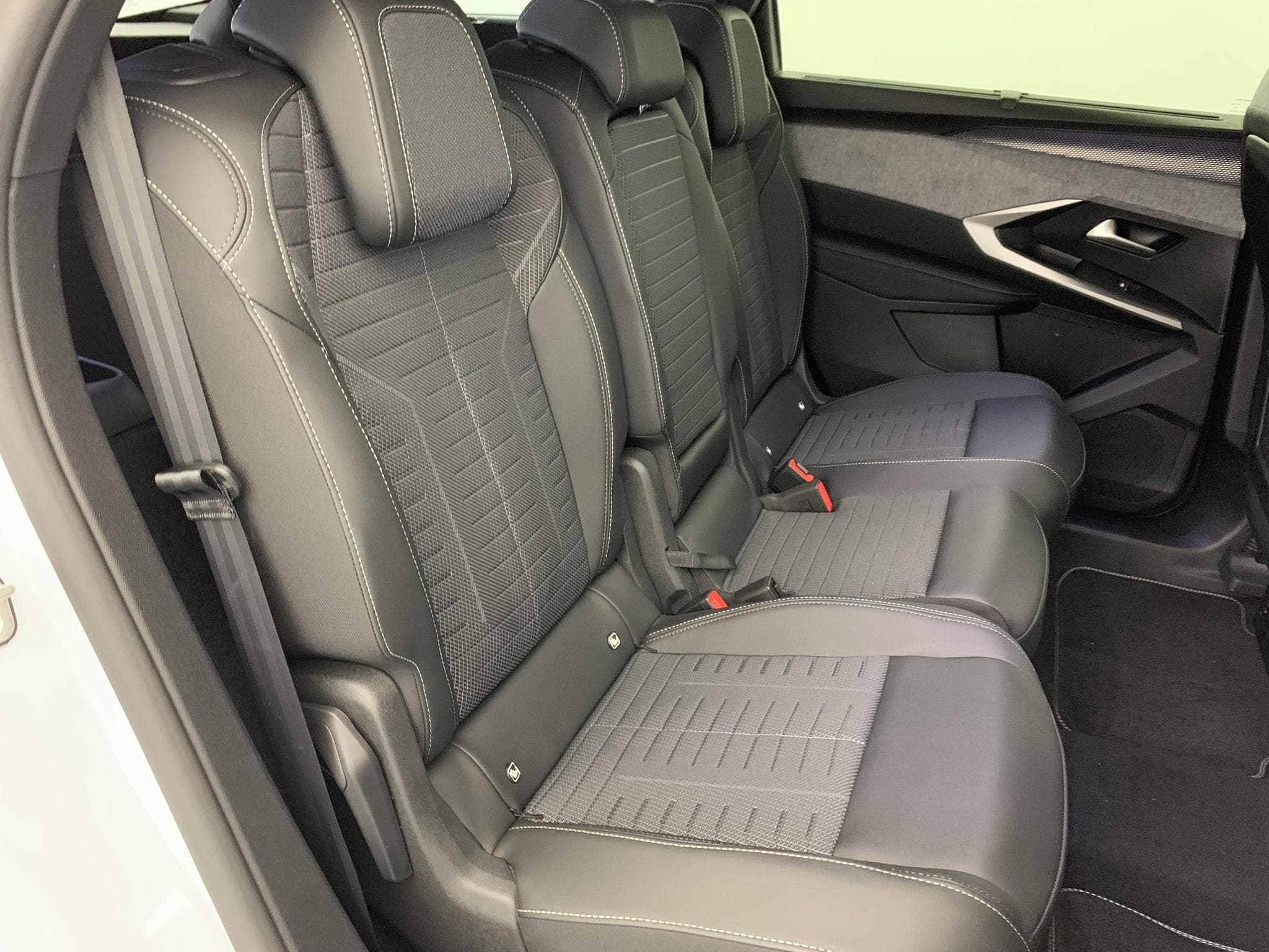 Peugeot 5008 Hybrid 145 e-DCS6 GT (2025) - Foto 9