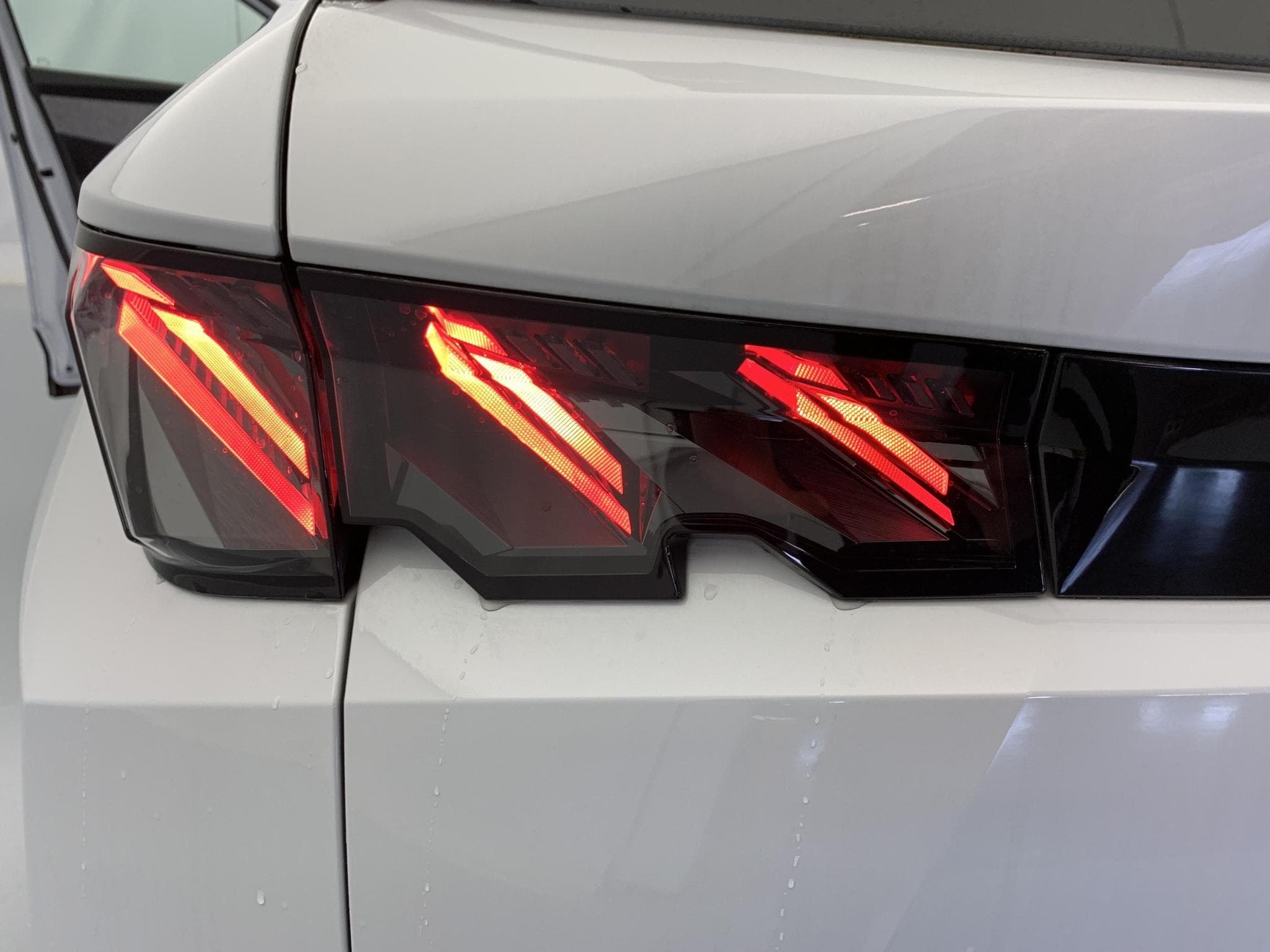 Peugeot 5008 Hybrid 145 e-DCS6 GT (2025) - Foto 11