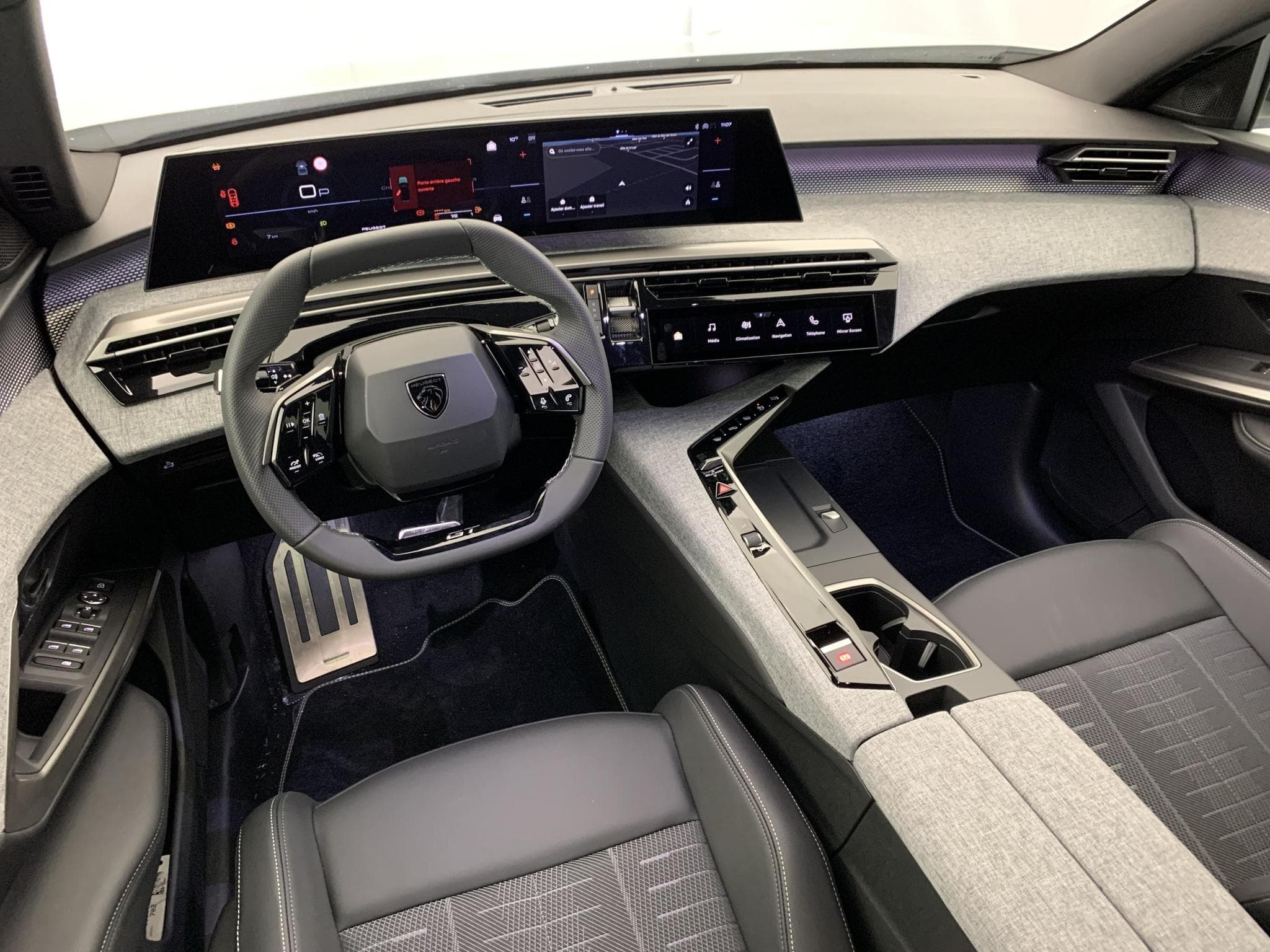 Peugeot 5008 Hybrid 145 e-DCS6 GT (2025) - Foto 15