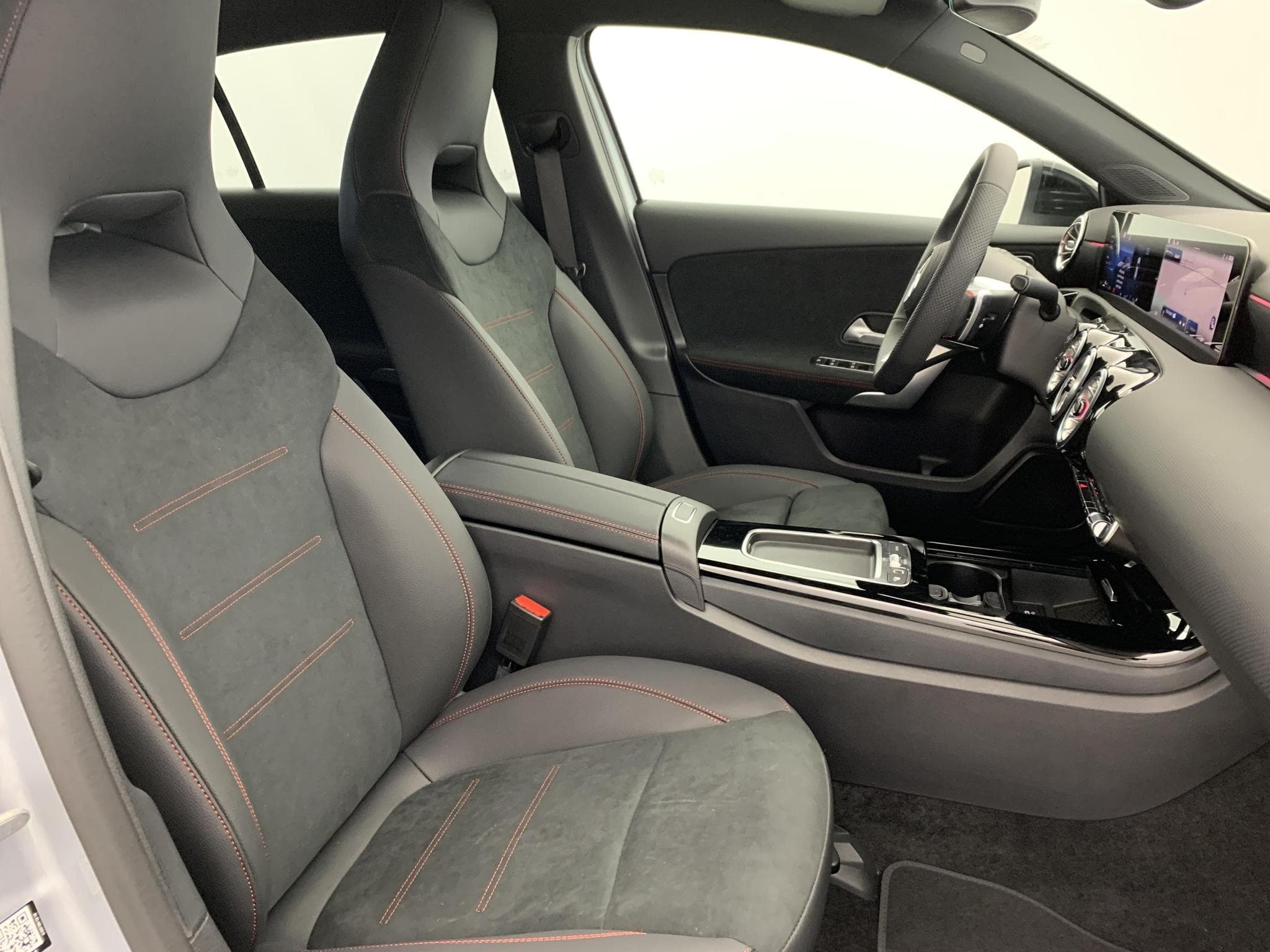 Mercedes CLASSE A 200 d 8G-DCT AMG Line (2025) - Foto 9