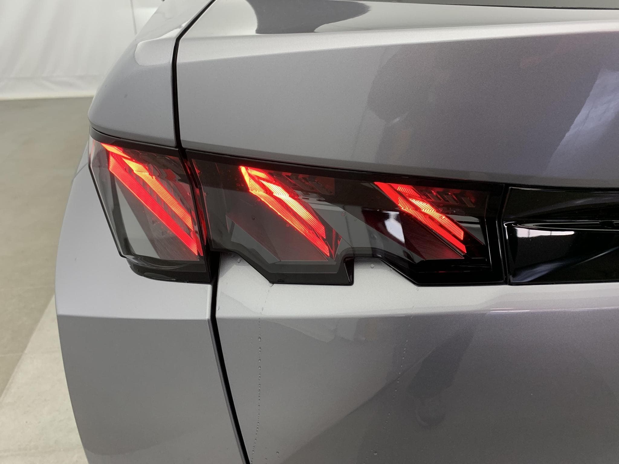 Peugeot 3008 Hybrid 145 e-DCS6 GT (2025) - Foto 13
