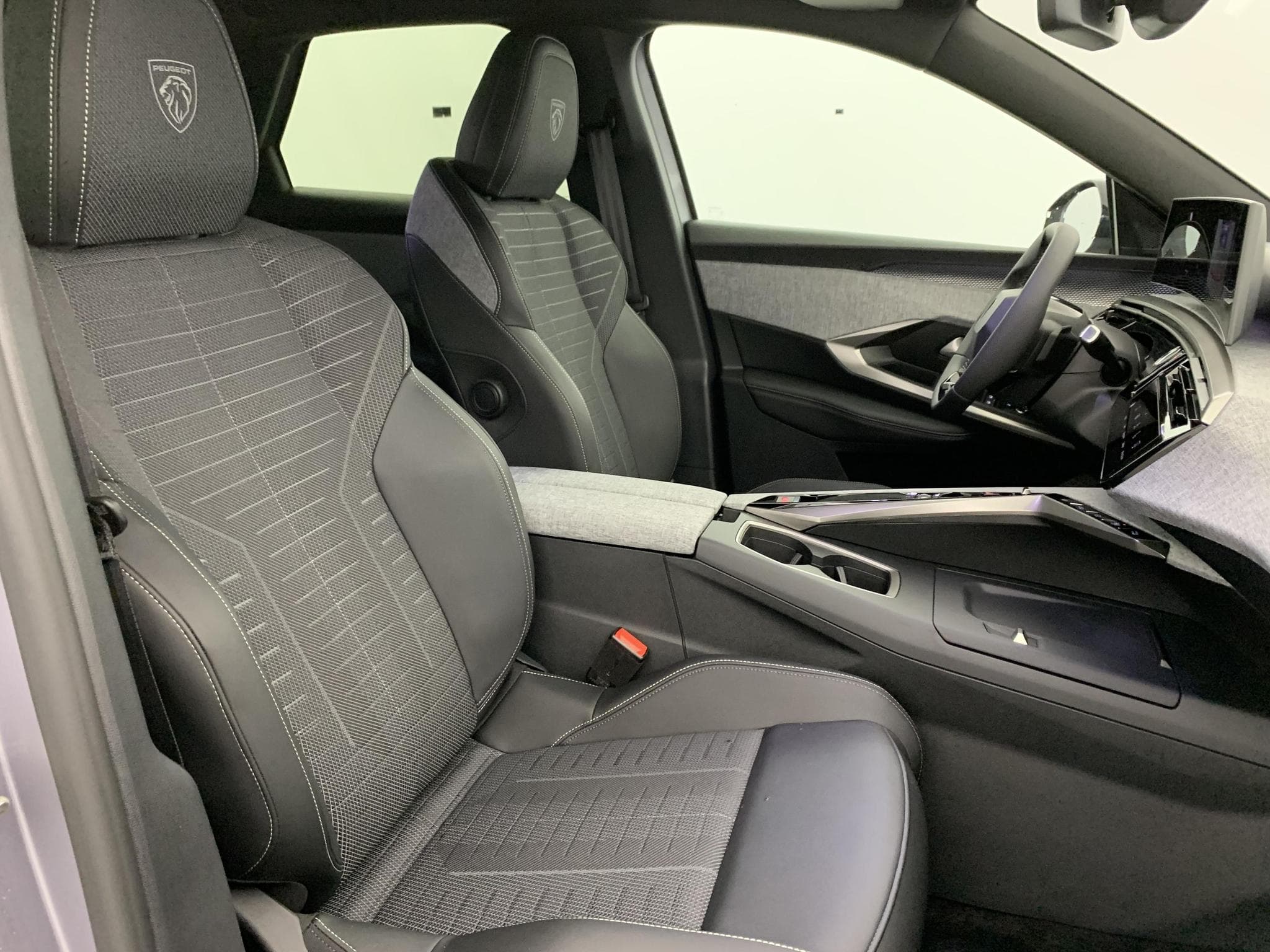 Peugeot 3008 Hybrid 145 e-DCS6 GT (2025) - Foto 9