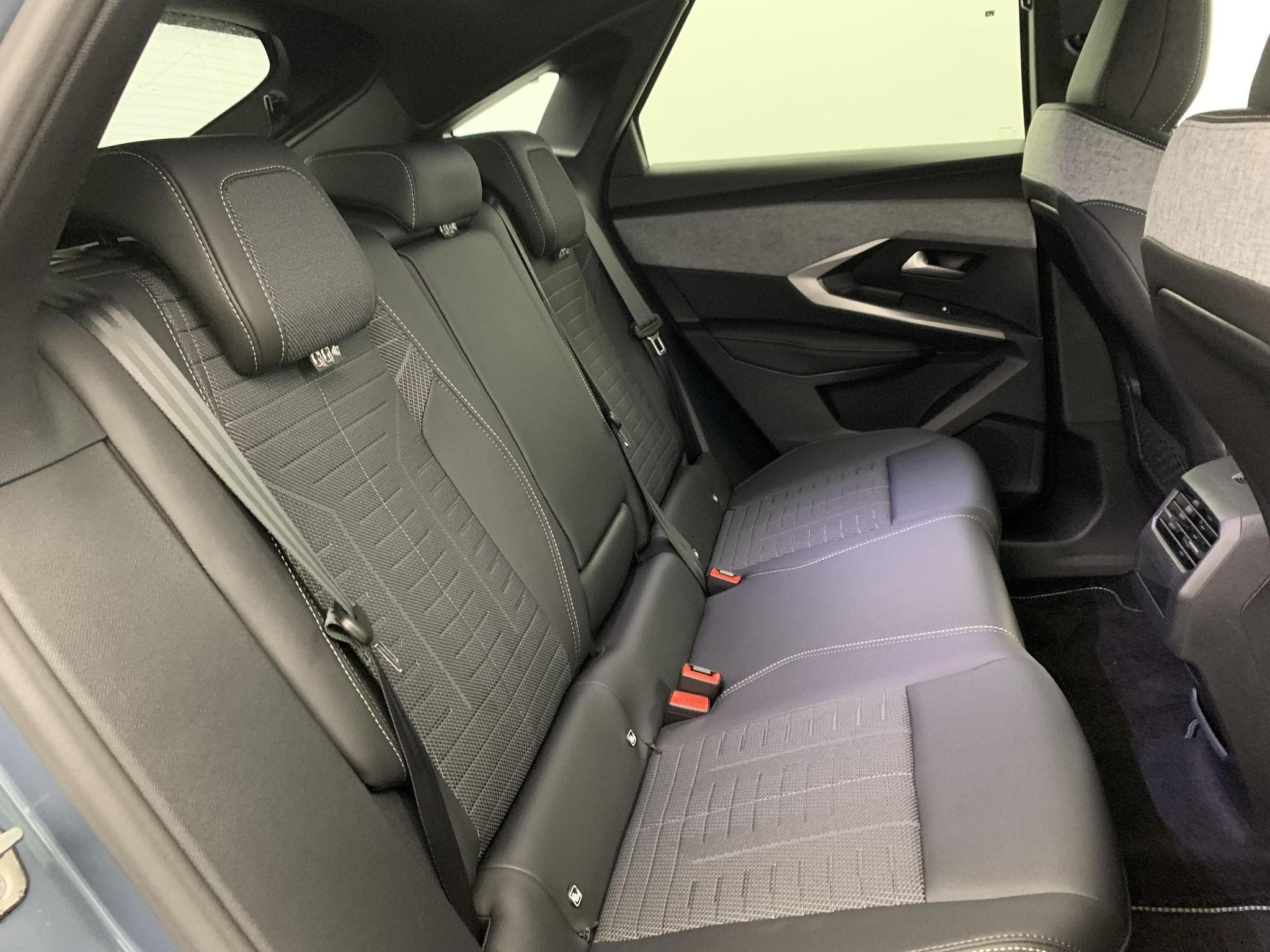 Peugeot 3008 Hybrid 145 e-DCS6 GT (2025) - Foto 10