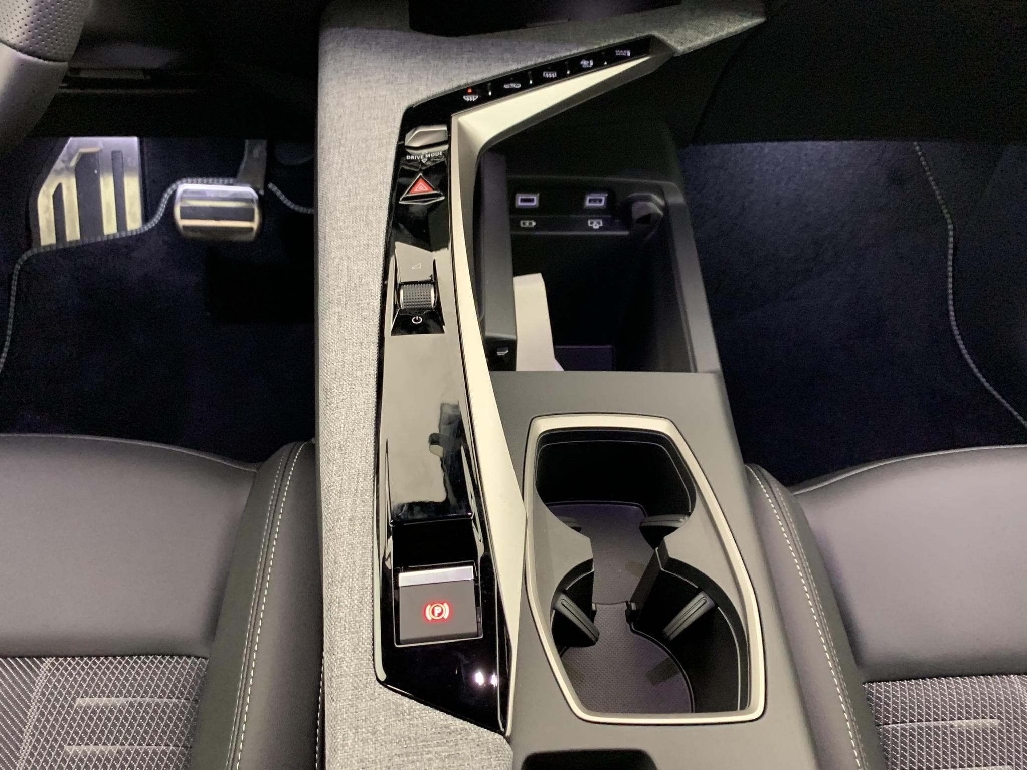 Peugeot 3008 Hybrid 145 e-DCS6 GT (2025) - Foto 18