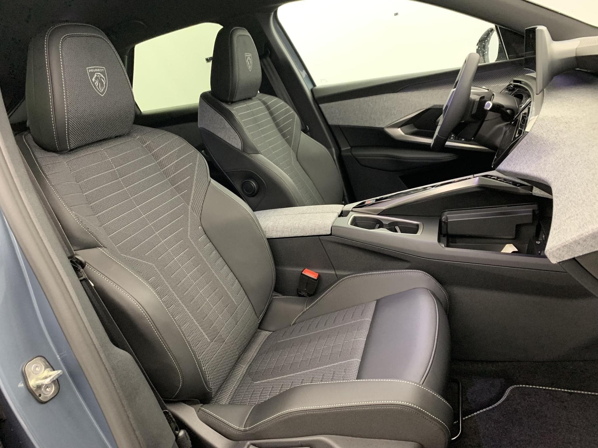 Peugeot 3008 Hybrid 145 e-DCS6 GT (2025) - Foto 9
