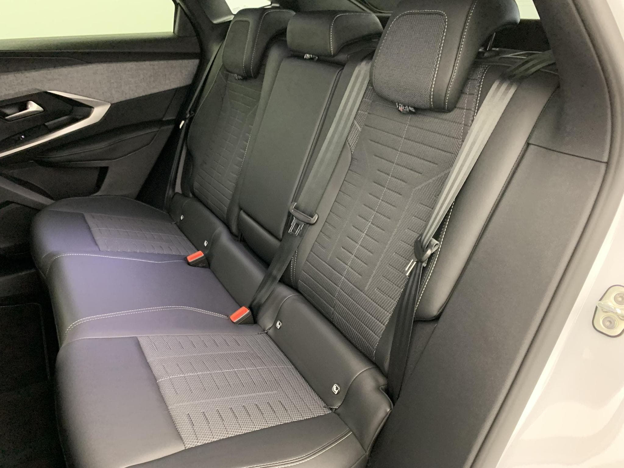 Peugeot 3008 Hybrid 145 e-DCS6 GT (2025) - Foto 18
