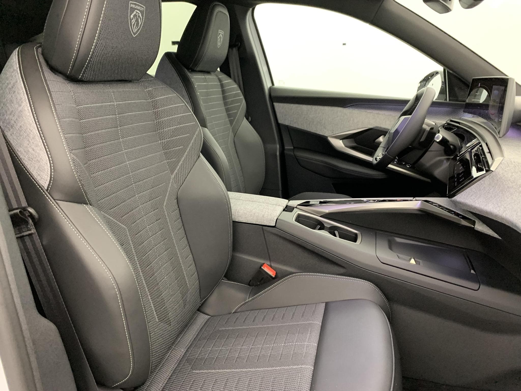 Peugeot 3008 Hybrid 145 e-DCS6 GT (2025) - Foto 9