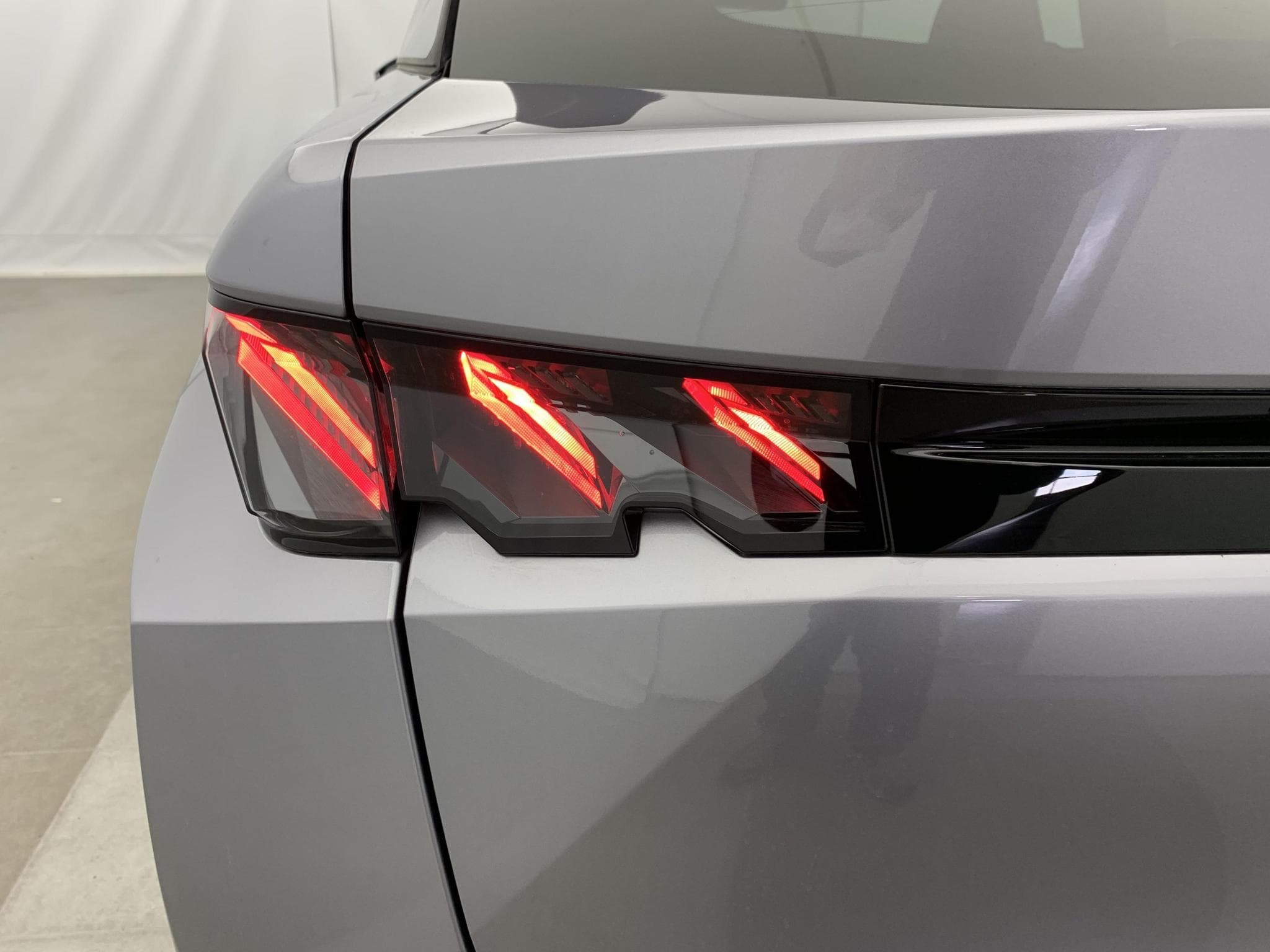 Peugeot 3008 Hybrid 145 e-DCS6 GT (2025) - Foto 13