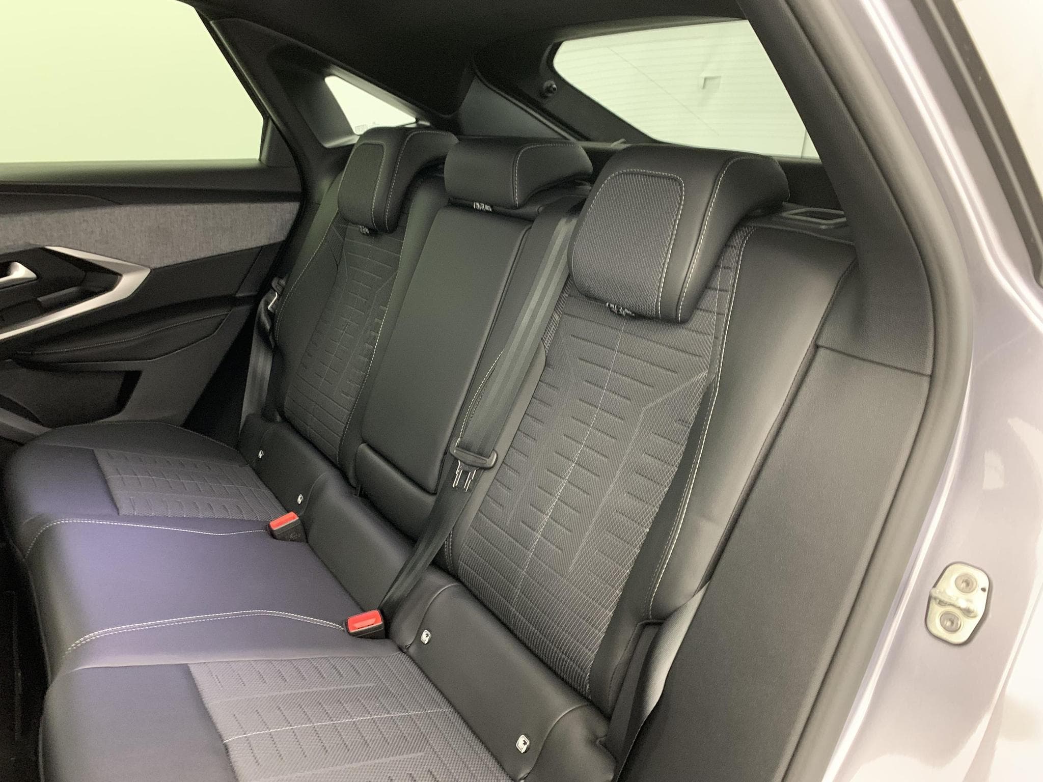 Peugeot 3008 Hybrid 145 e-DCS6 GT (2025) - Foto 18