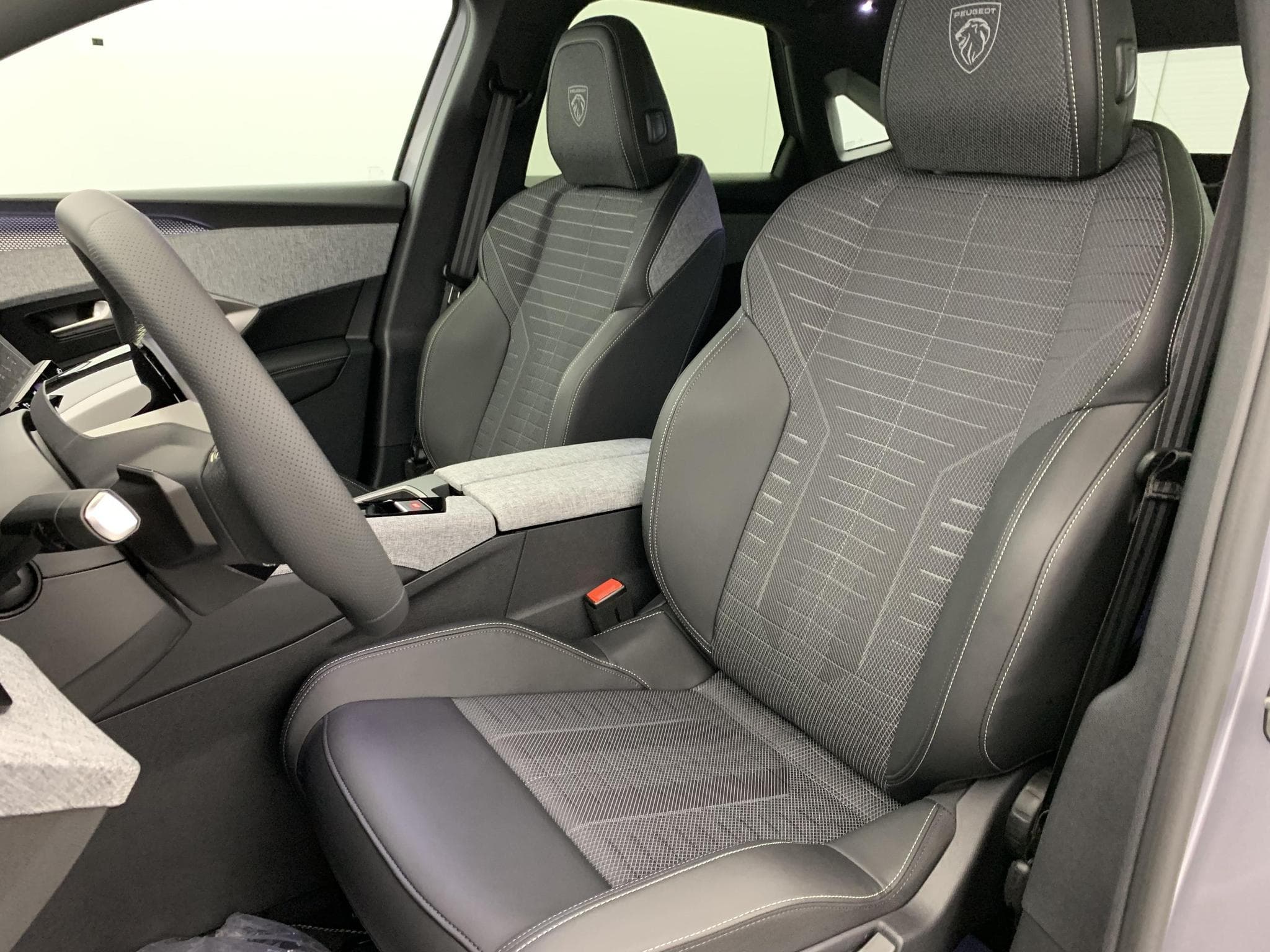 Peugeot 3008 Hybrid 145 e-DCS6 GT (2025) - Foto 19