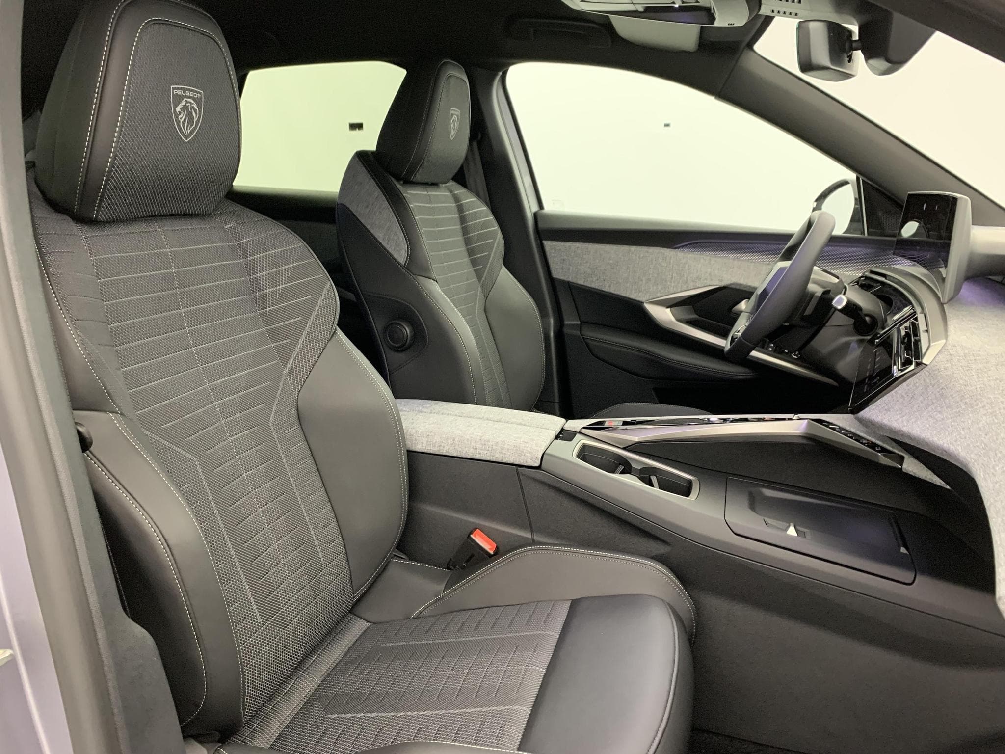 Peugeot 3008 Hybrid 145 e-DCS6 GT (2025) - Foto 9