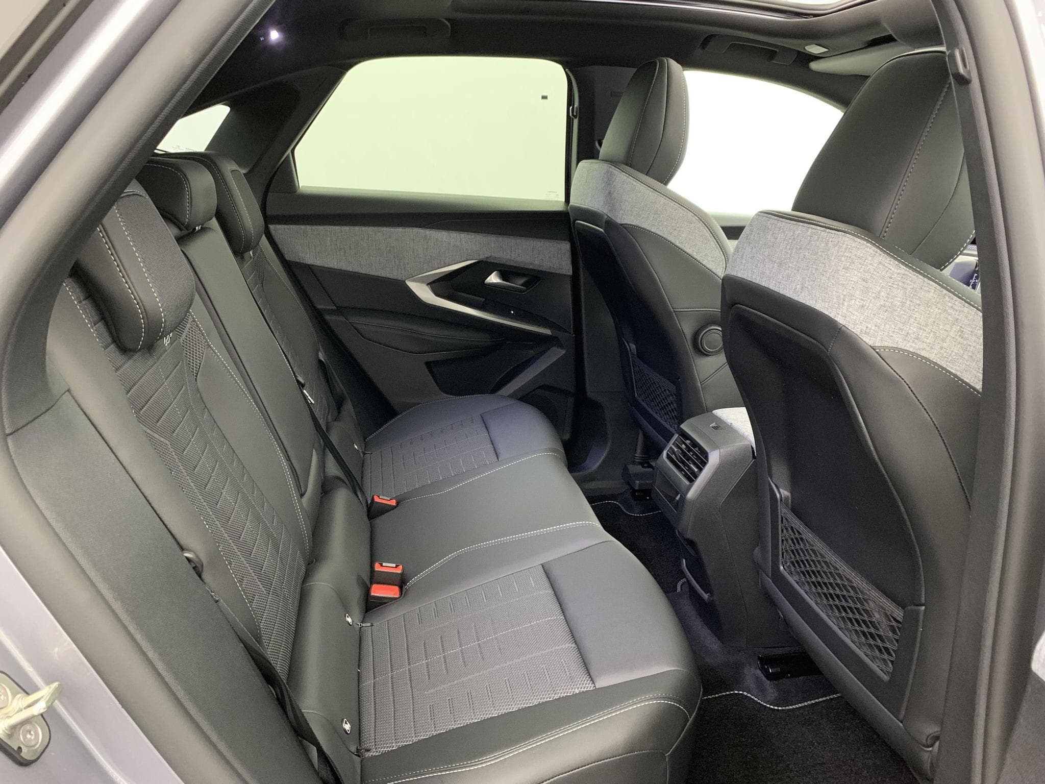 Peugeot 3008 Hybrid 145 e-DCS6 GT (2025) - Foto 10