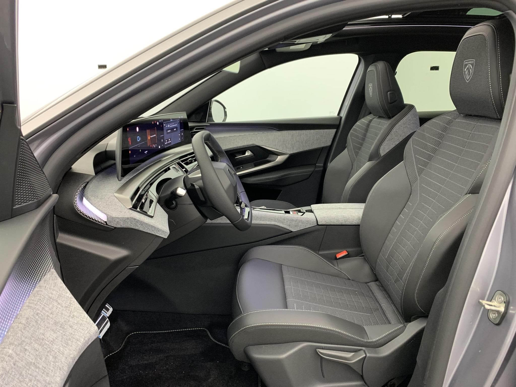 Peugeot 3008 Hybrid 145 e-DCS6 GT (2025) - Foto 16