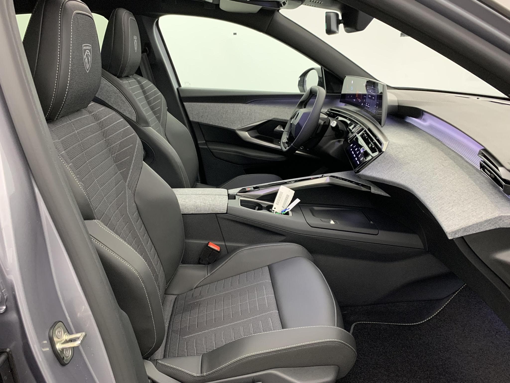 Peugeot 3008 Hybrid 145 e-DCS6 GT (2025) - Foto 9