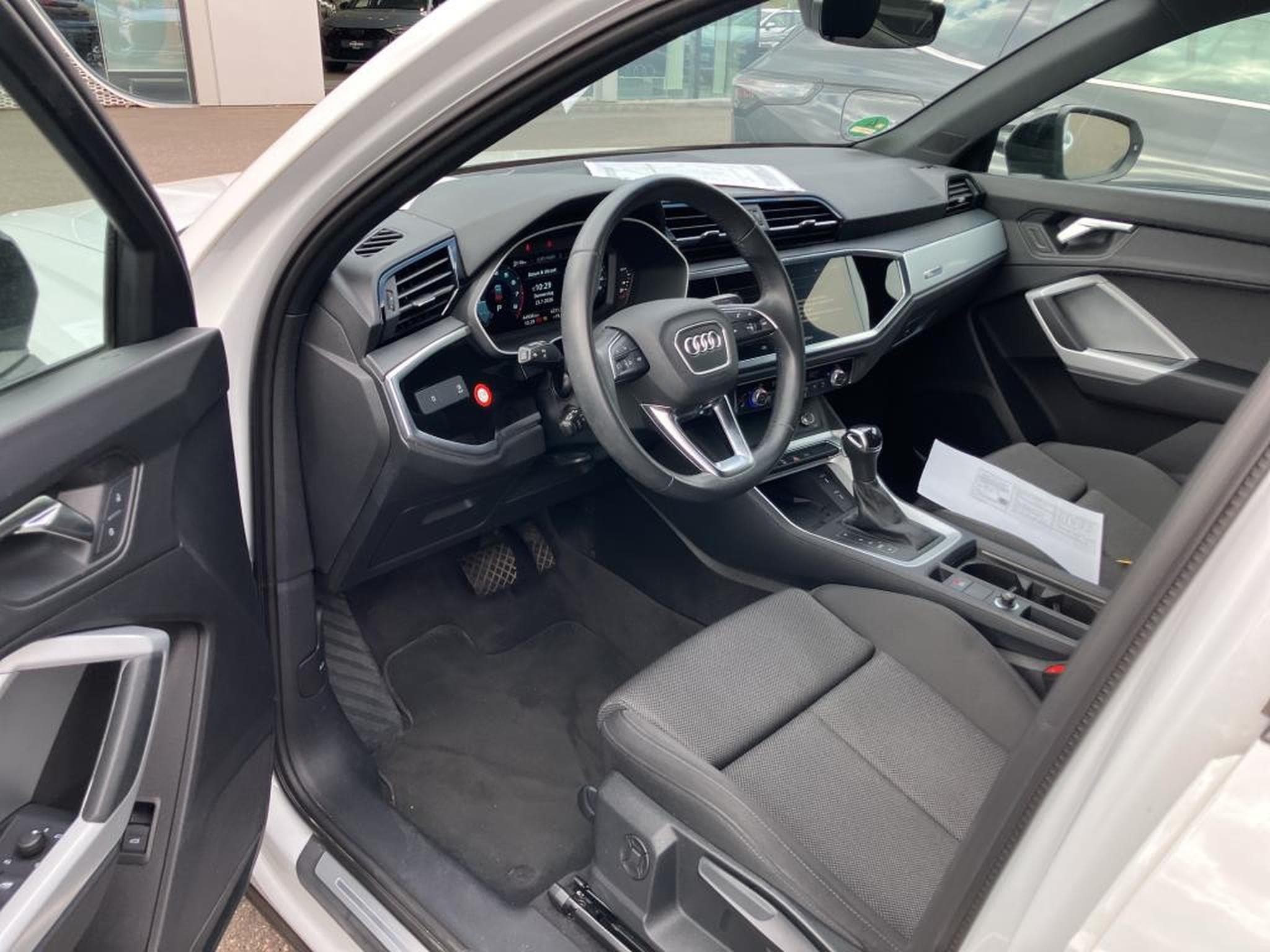 Audi Q3 S-LINE 1.5 TFSI S TRONIC 7 150 CV *ATTELAGE* HAYON * (2023) - Foto 4