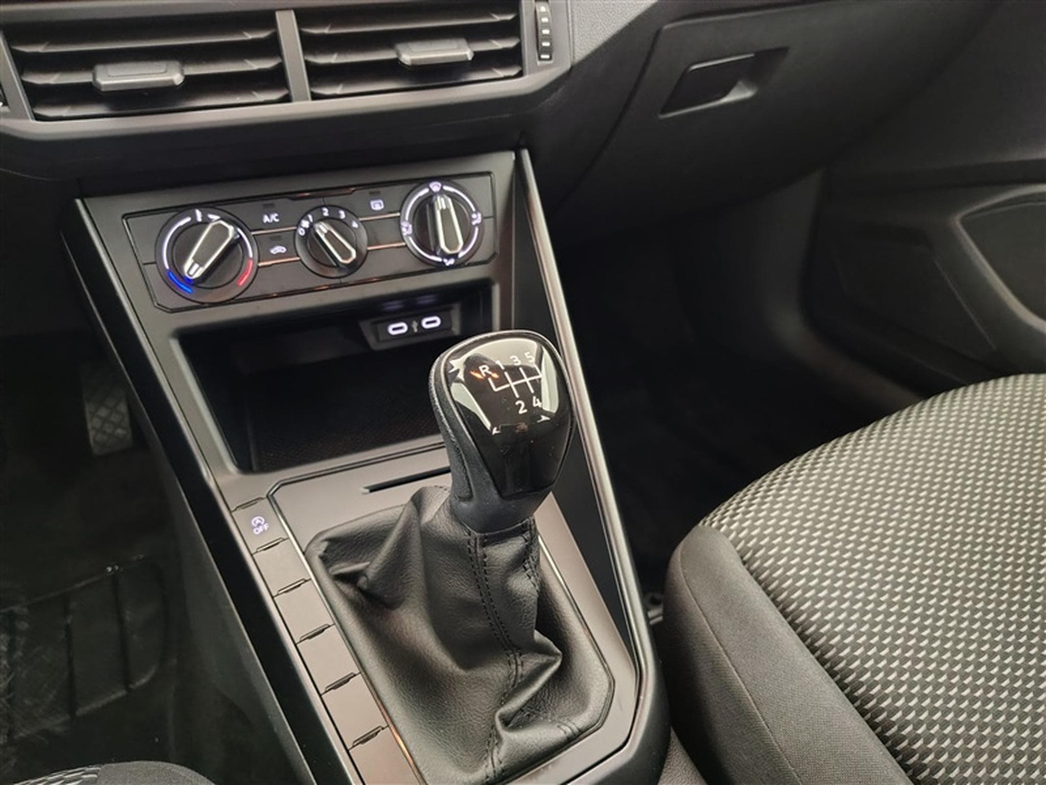 VW Polo 1.0 MPI Carplay / Led / PDC av+ar (2024) - Photo 12