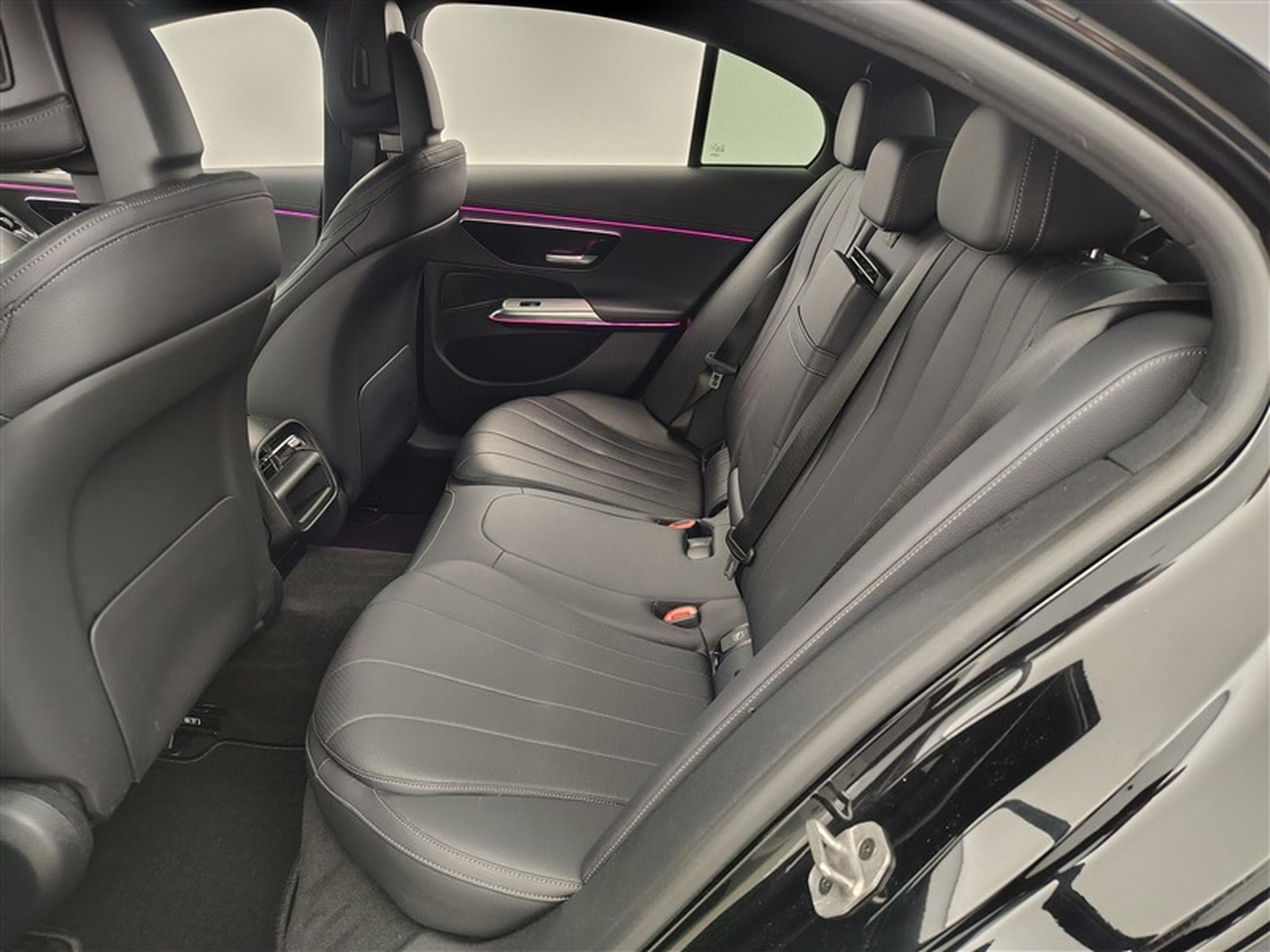 Mercedes E 200 E 200 Business AUTO NAVI 10" / FULL LED / PDC AV+AR / JA17" (2024) - Photo 13