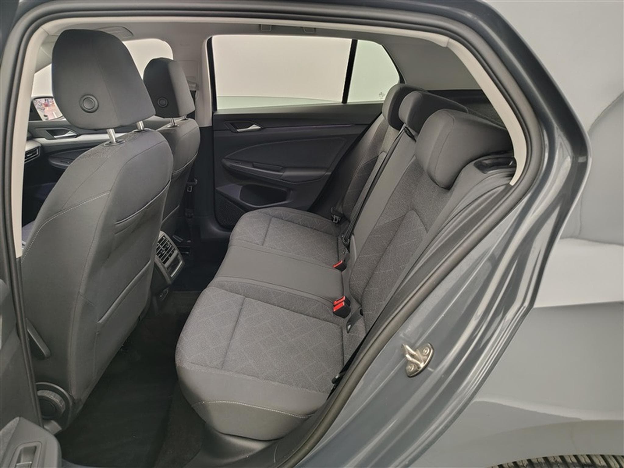 VW Golf 1.0 eTSI Life DSG NAVI / FULL LED / CARPLAY (2023) - Photo 13