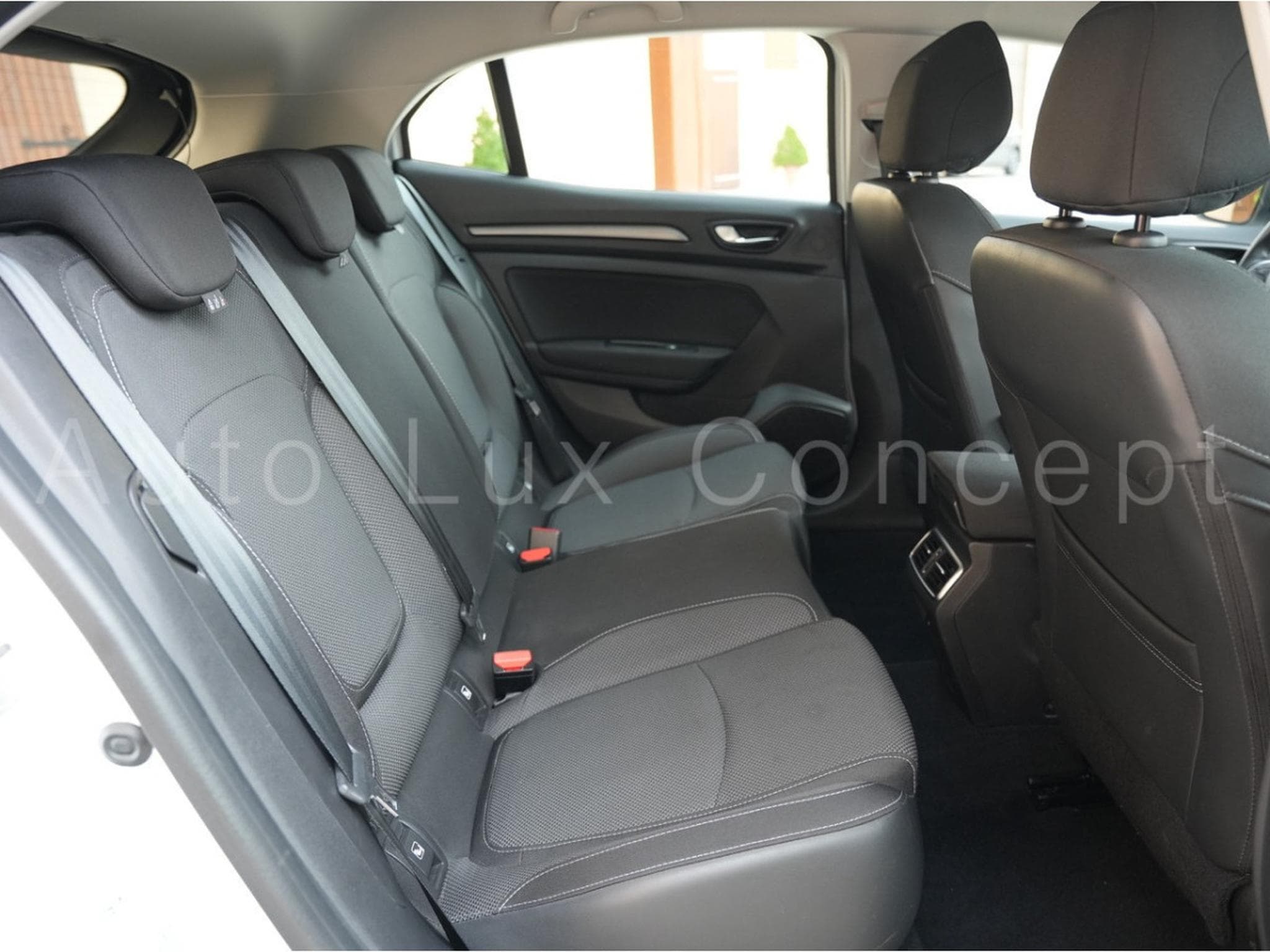 Renault Megane 1.5 dCi 115 EDC7 Equilibre (2024) - Photo 9