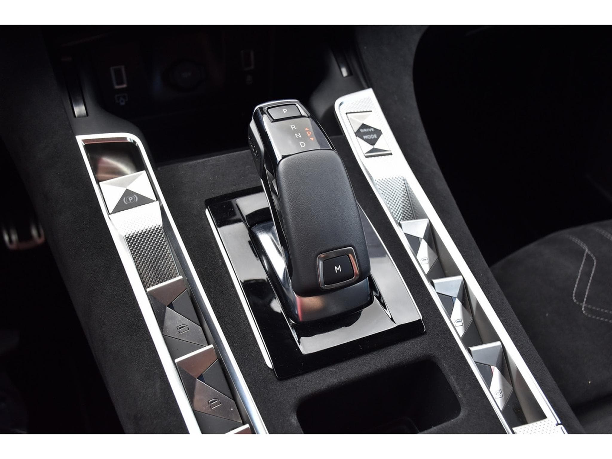 DS Automobiles DS7 1.5 HDI Performance Line EAT8 MEMO ACC SIDE CAM360 (2025) - Foto 18