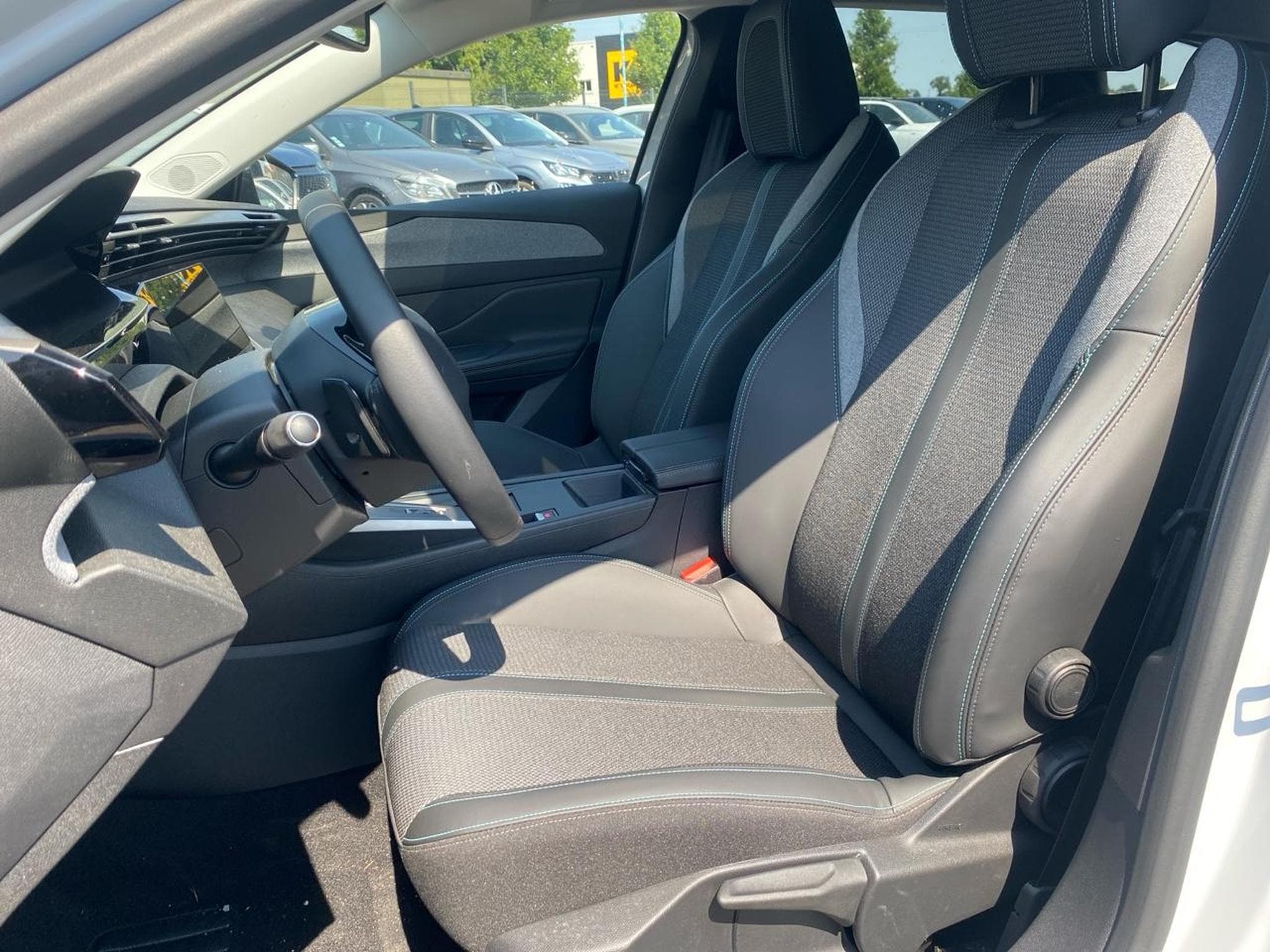 Peugeot 308 1.5 BLUEHDI 130 ALLURE EAT8 (2025) - Photo 10