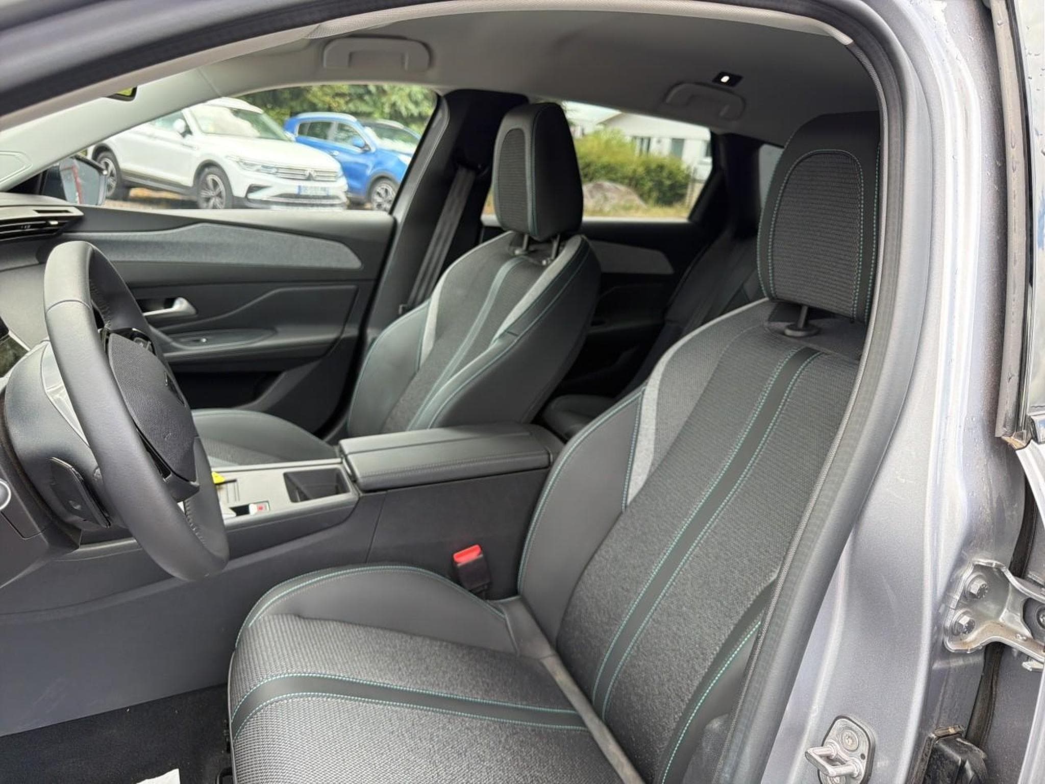 Peugeot 308 1.5 BLUEHDI 130 ALLURE EAT8 (2025) - Photo 12