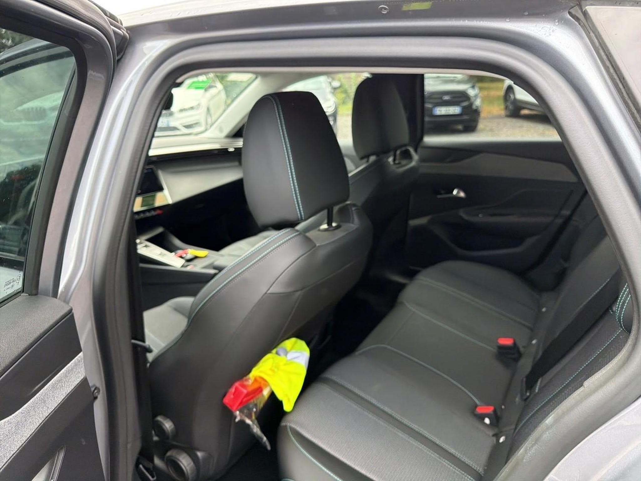 Peugeot 308 1.5 BLUEHDI 130 ALLURE EAT8 (2025) - Photo 13